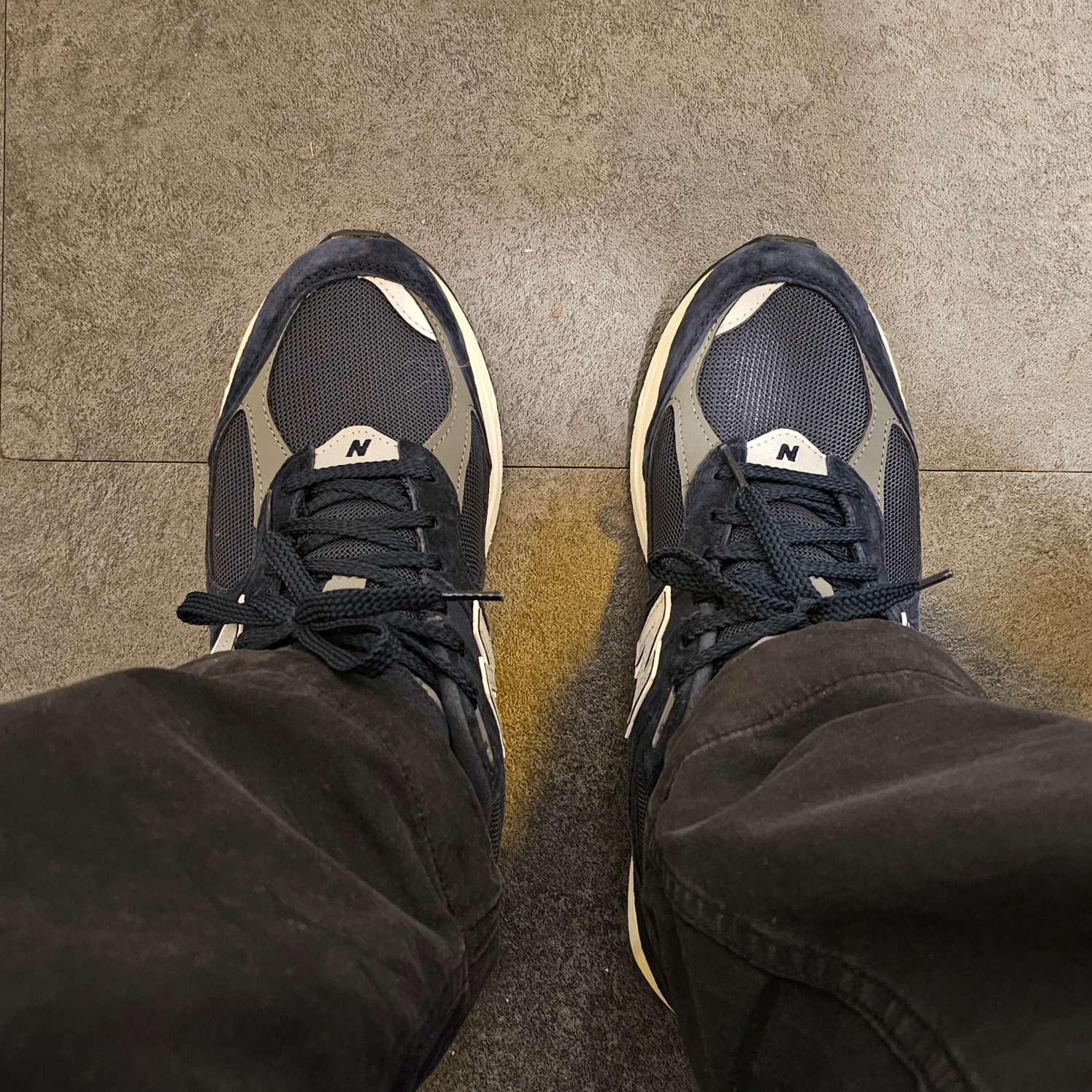 New Balance 2002R Eclipse Castlerock, New Balance 2002R Sandstone Magnet 착용 스타일 - 2