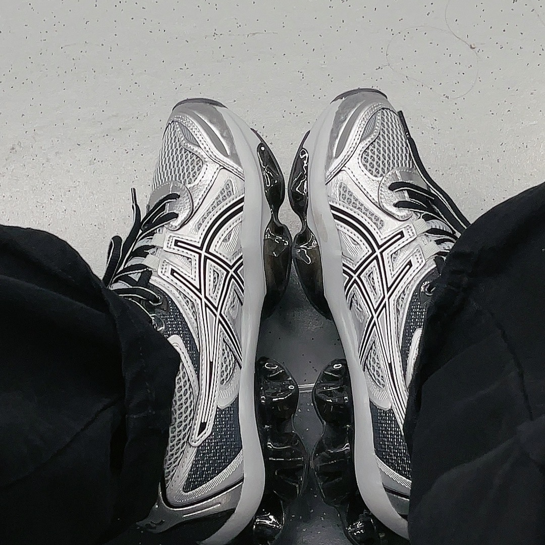 Asics Gel-Quantum Kinetic Mid Grey Pure Silver 착용 스타일 - 1