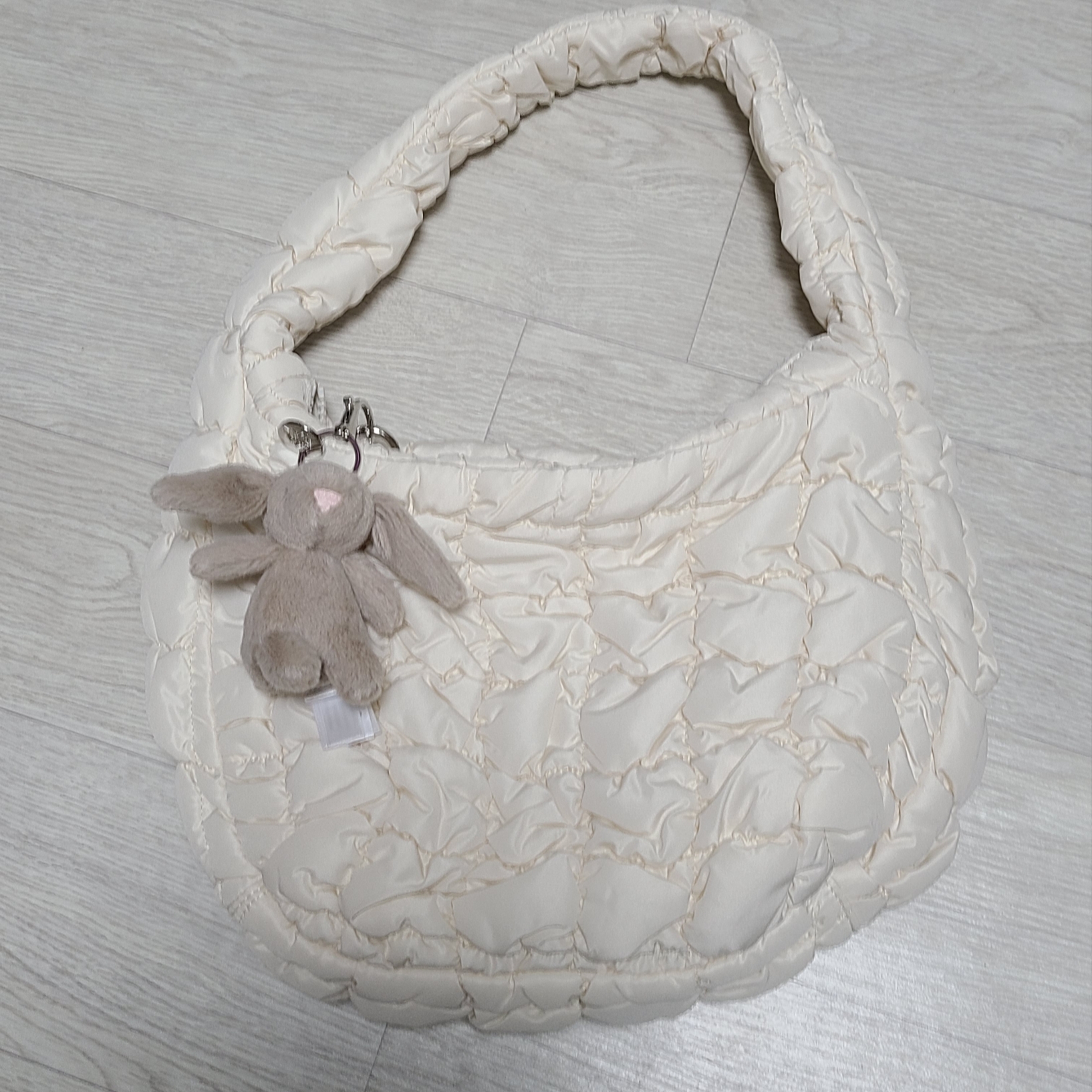 COS Quilted Mini Bag Cream, Jellycat Bashful Bunny Bag Charm Beige 착용 스타일