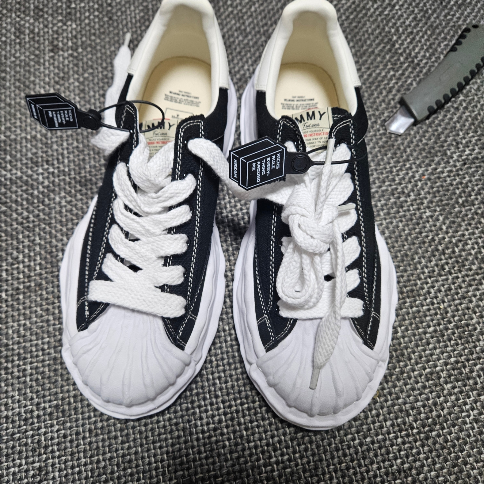 Maison Mihara Yasuhiro Blakey OG Sole Canvas Low-top Sneakers Black White 착용 스타일