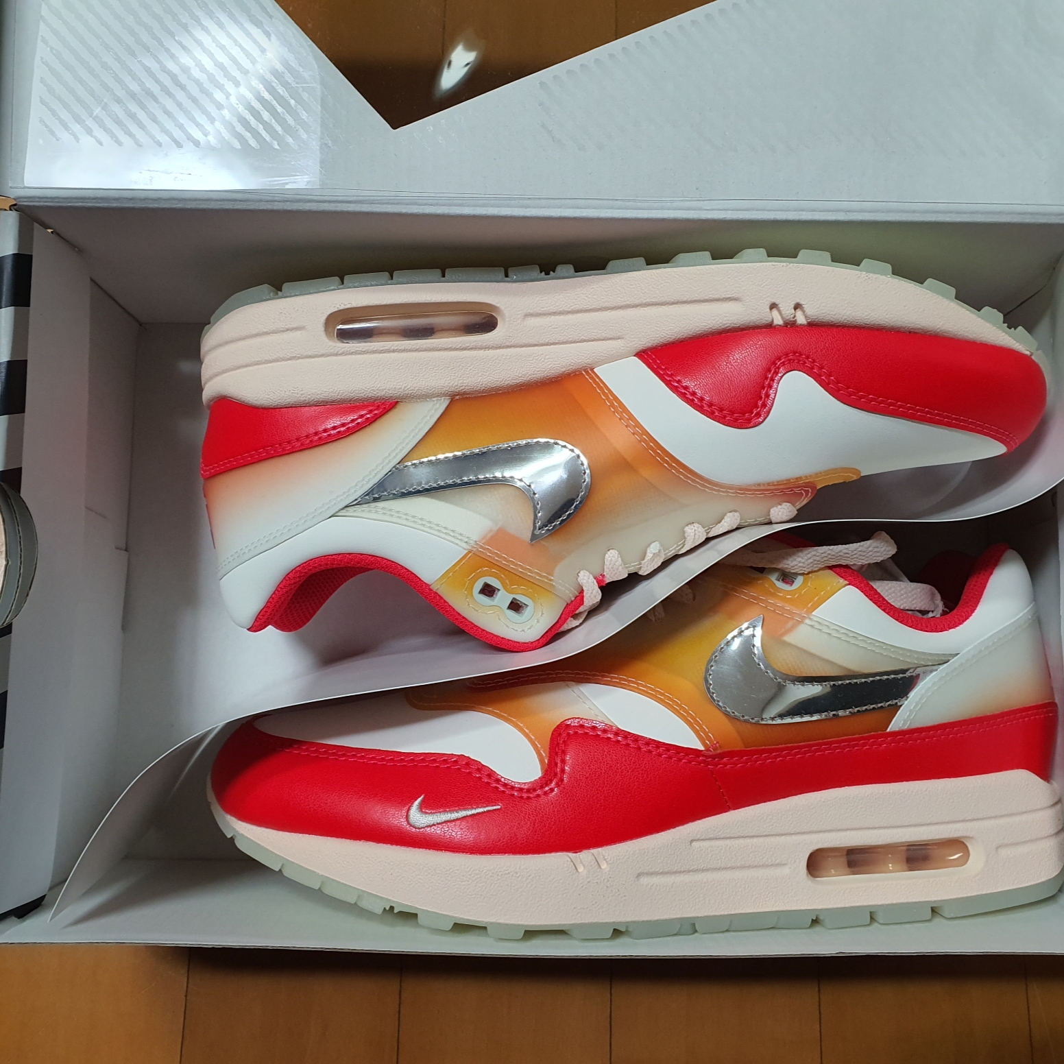 (W) Nike Air Max 1 '87 PRM Sail Siren Red 착용 스타일 - 3