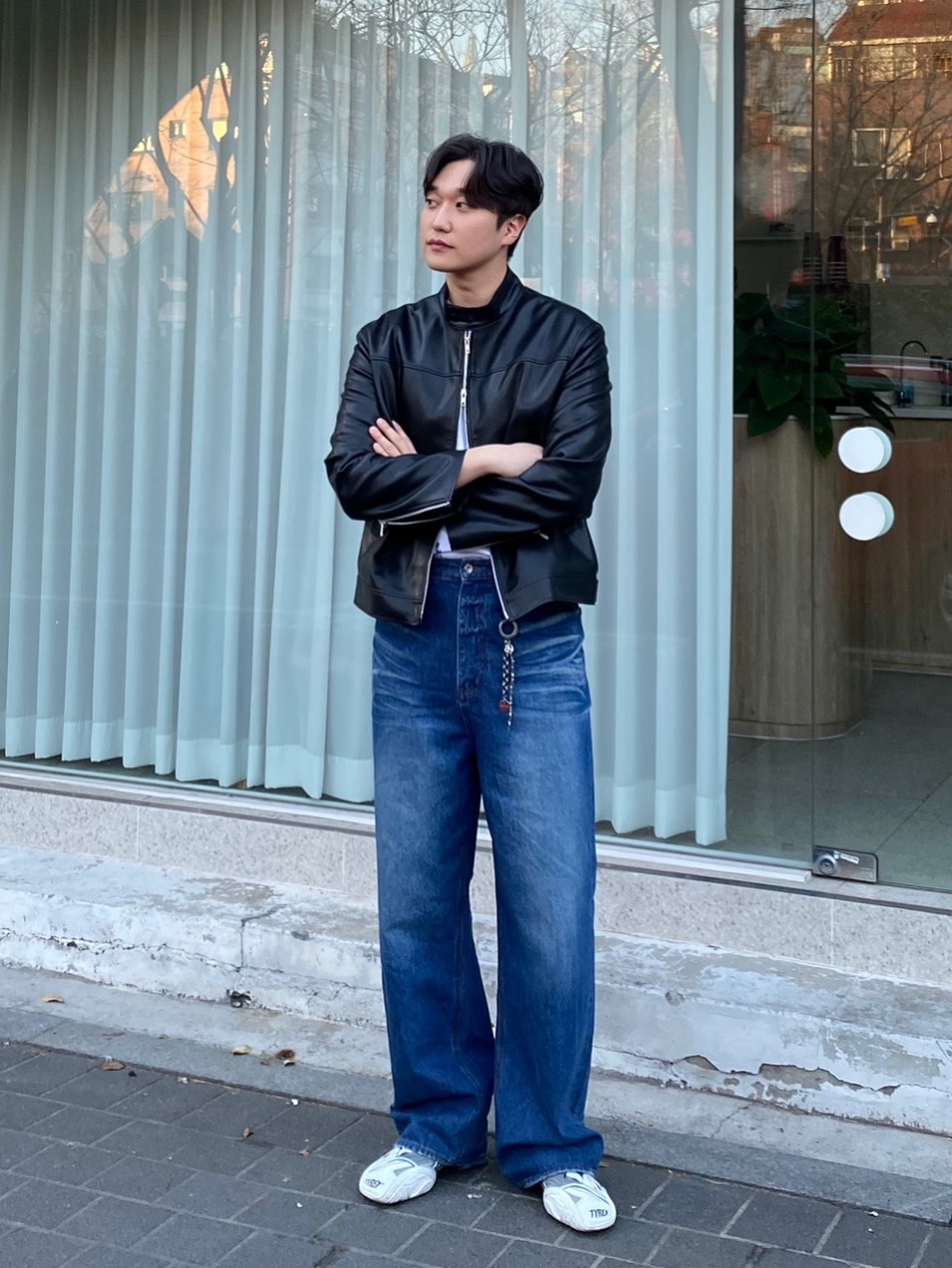 Balenciaga Tyrex Sneakers Black White 착용 스타일 - 1