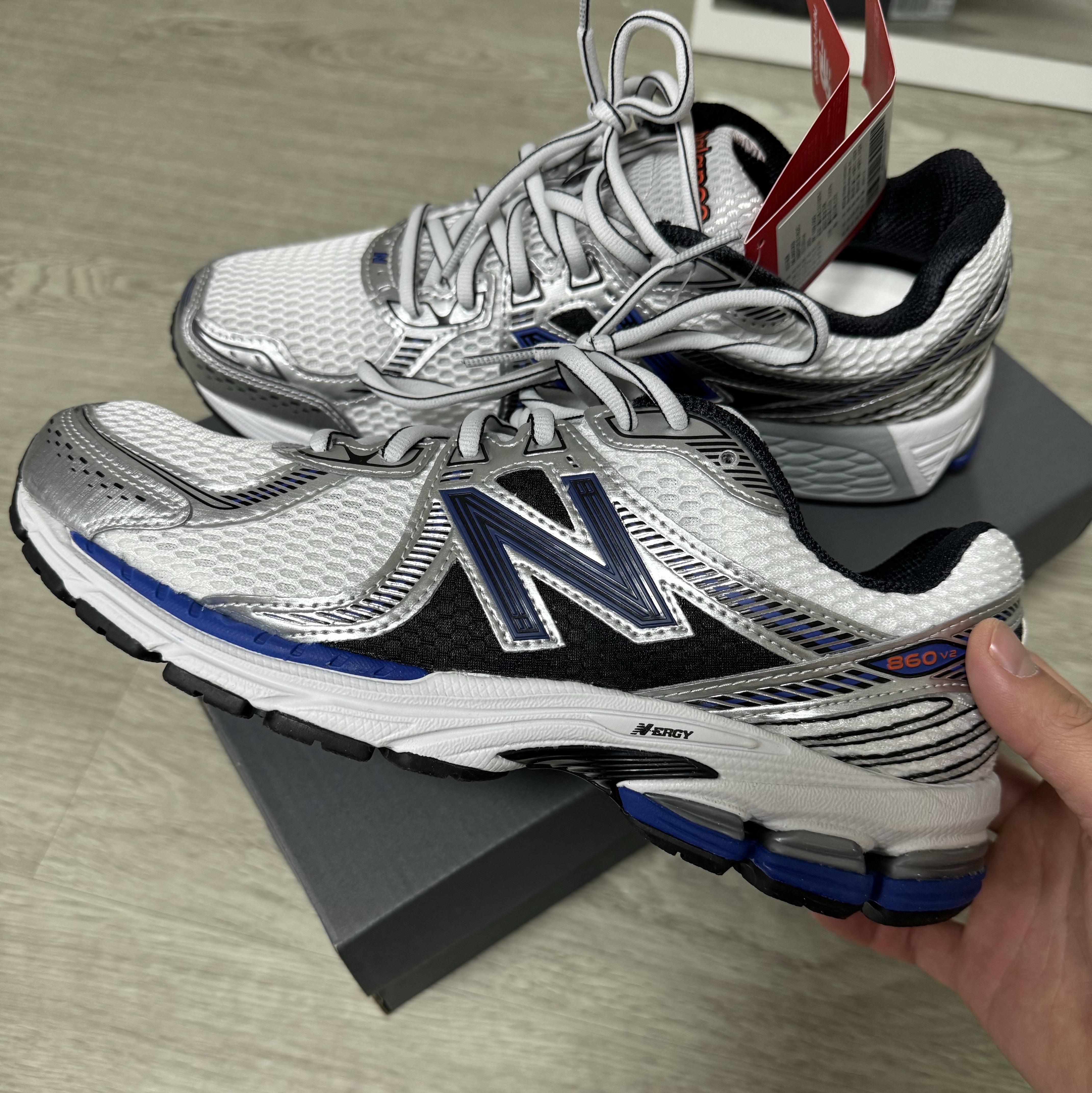 New Balance 860v2 Metallic Silver 착용 스타일 - 2
