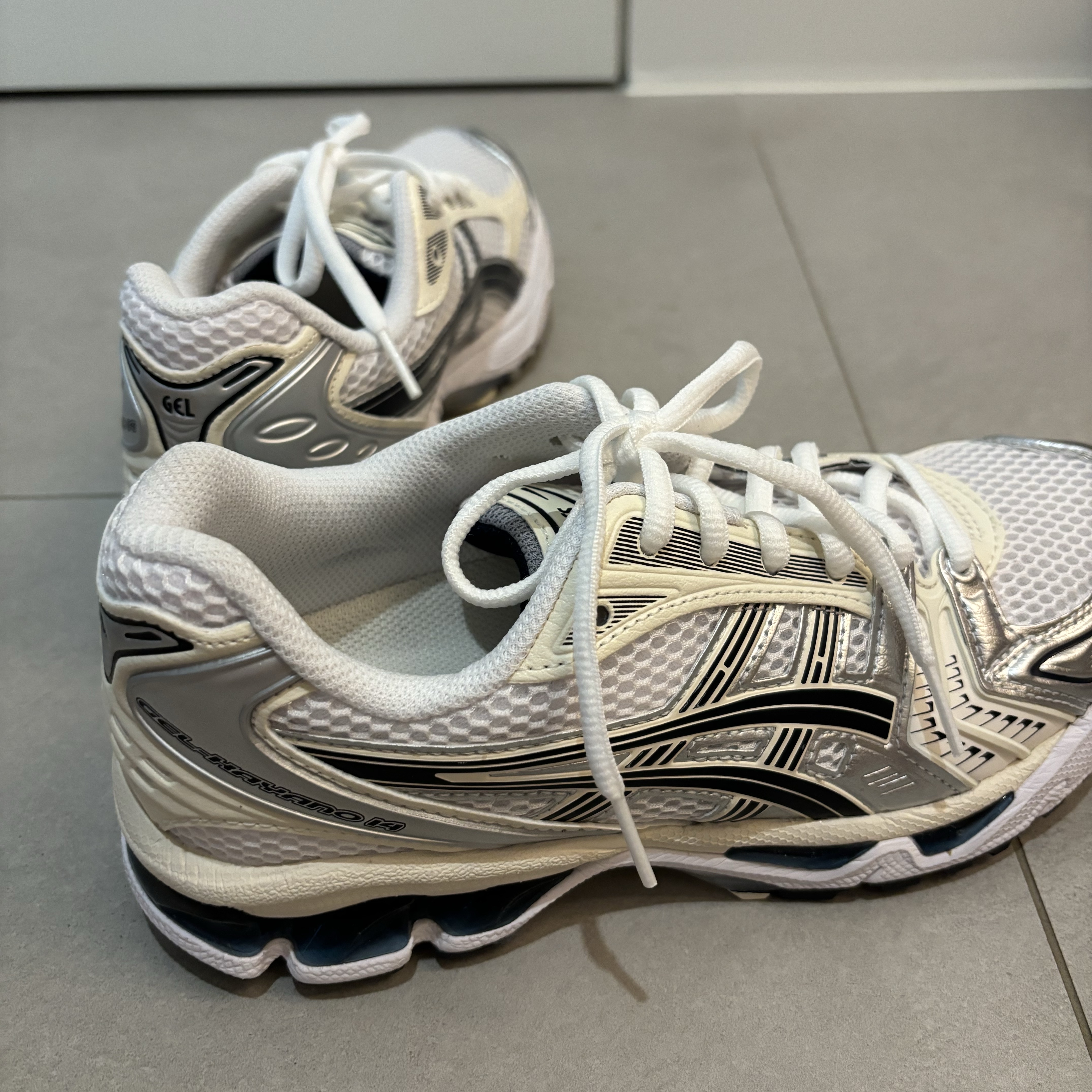 (W) Asics Gel-Kayano 14 White Midnight 착용 스타일 - 4