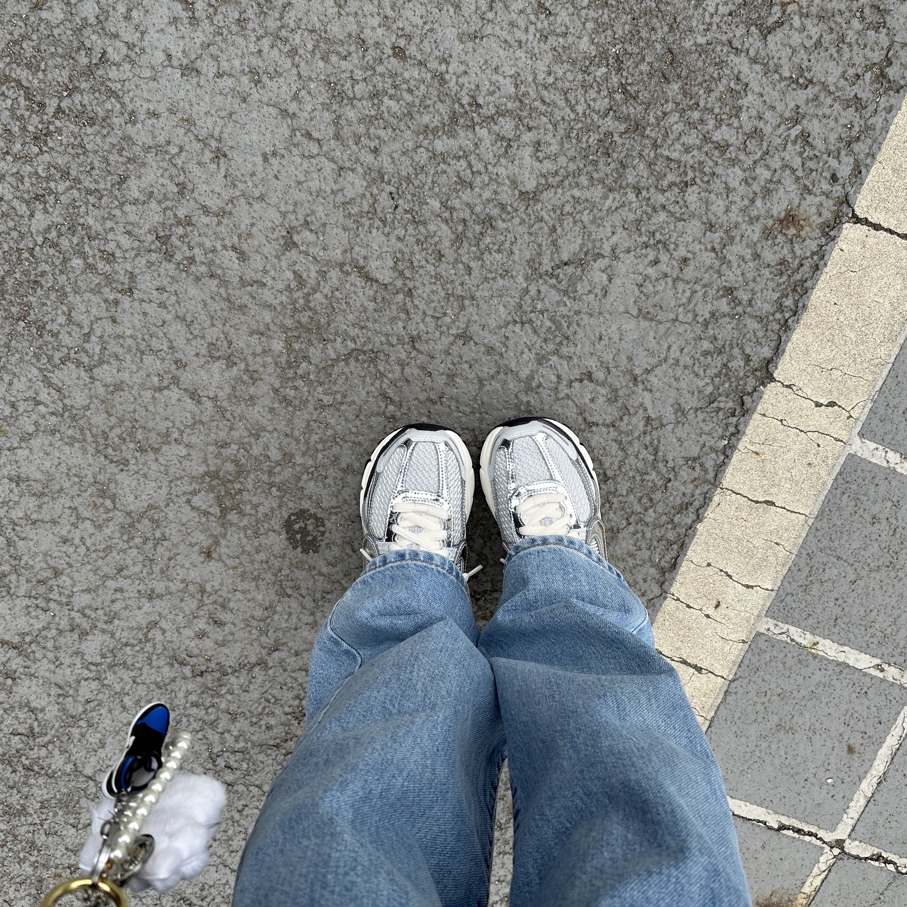 (W) Nike Zoom Vomero 5 Photon Dust and Metallic Silver 착용 스타일