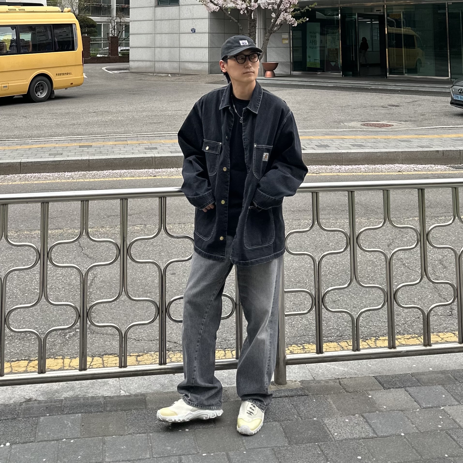 Carhartt WIP Norco Denim OG Chore Coat Black One Wash - Spring, Our Legacy Gabe Shadow Play White Chalk 착용 스타일 - 1