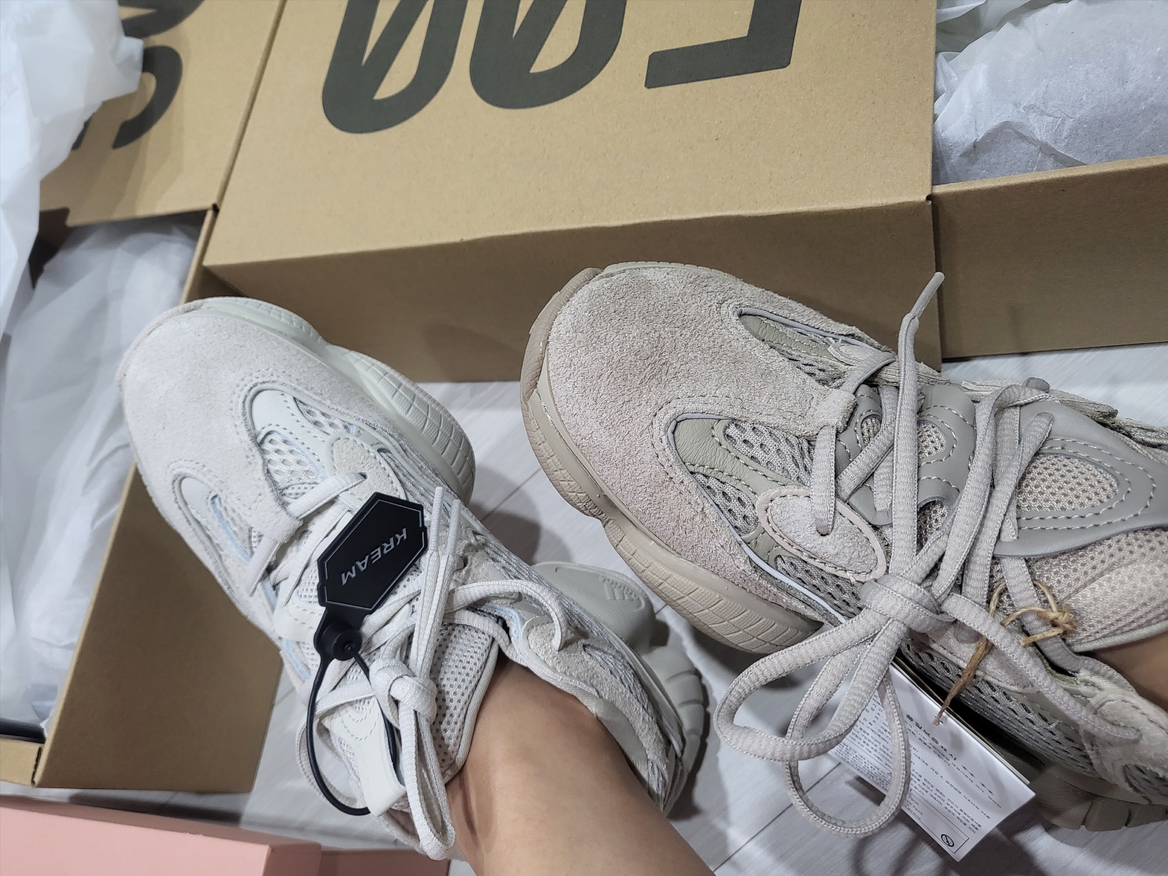 Adidas Yeezy 500 Blush 2022, Adidas Yeezy 500 Taupe Light 착용 스타일