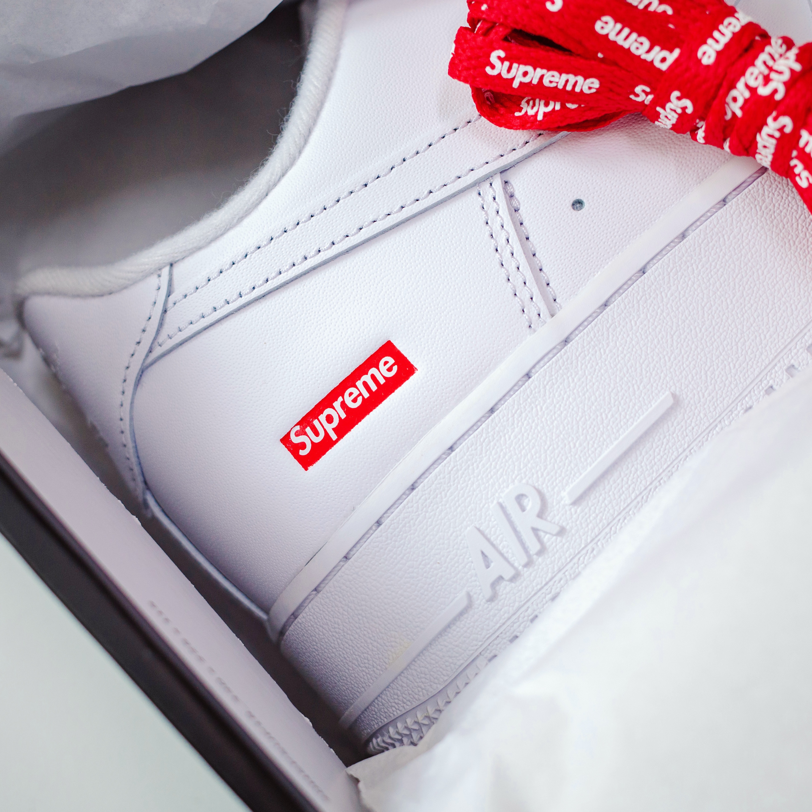 Nike x Supreme Air Force 1 Low White, Supreme Small Box LS T-Shirt White - 24SS 착용 스타일 - 2