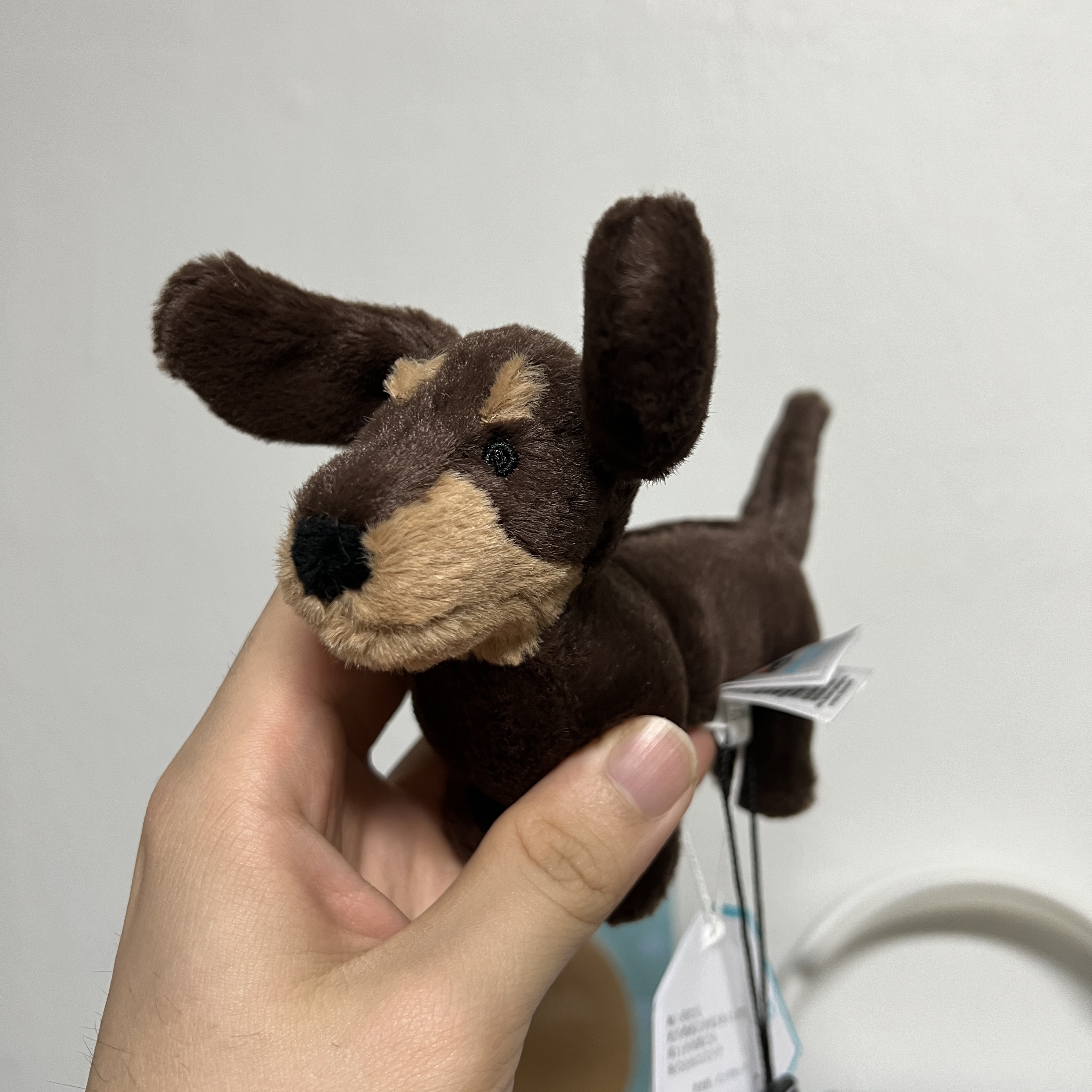 Jellycat Otto Sausage Dog Bag Charm Brown 착용 스타일