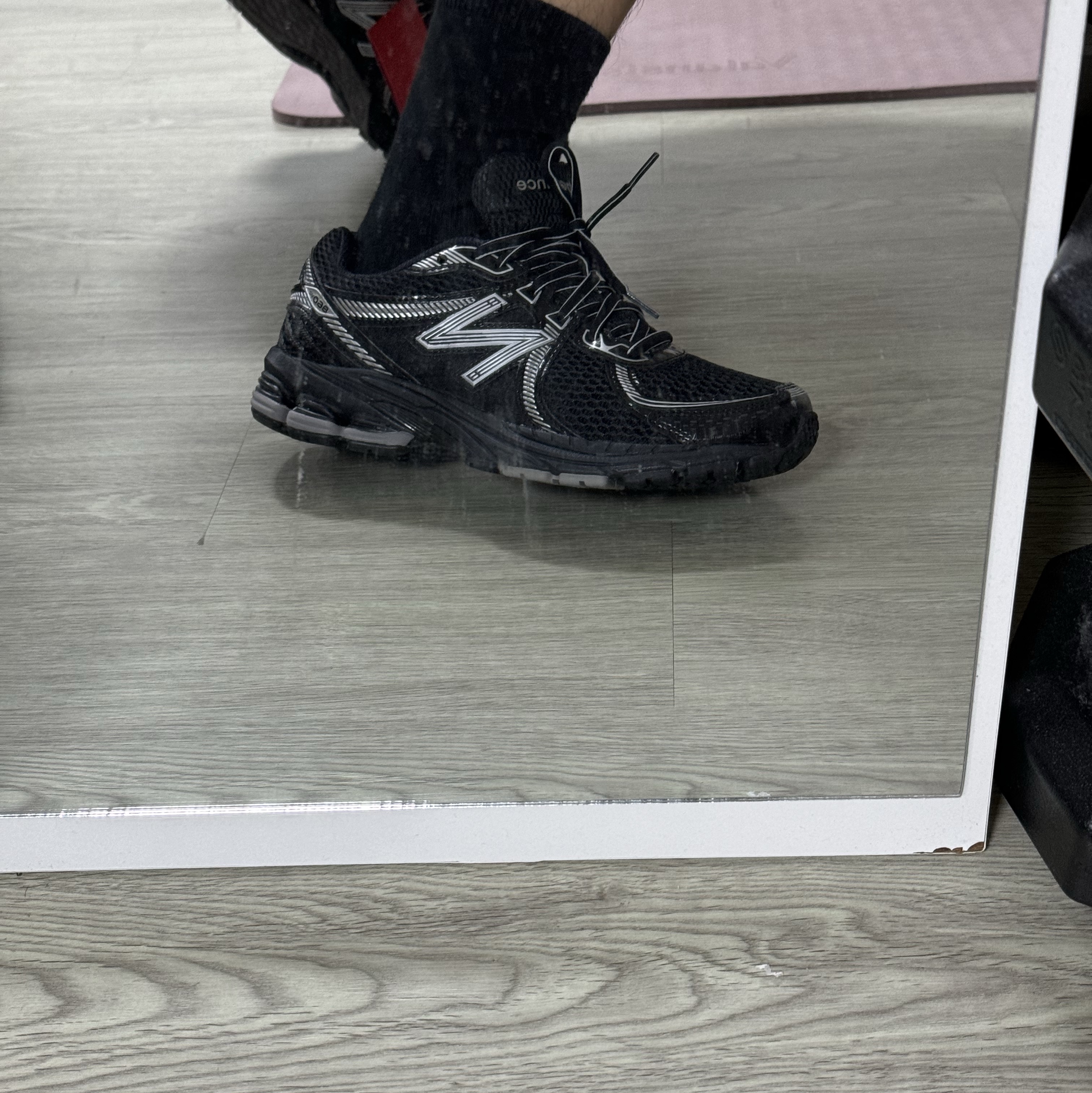 New Balance 860v2 Black Grey 착용 스타일 - 1