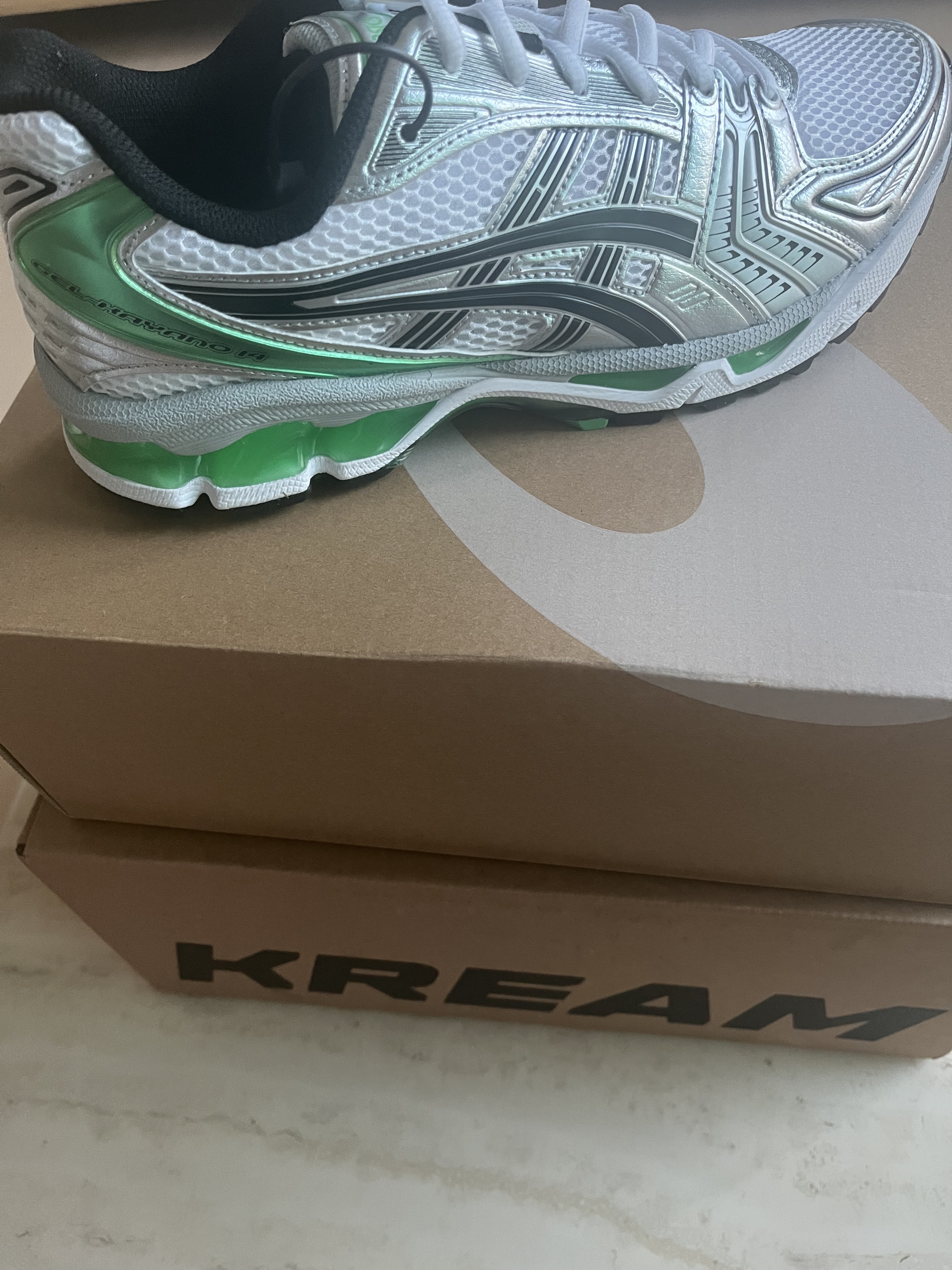 Asics Gel-Kayano 14 White Malachite Green 착용 스타일