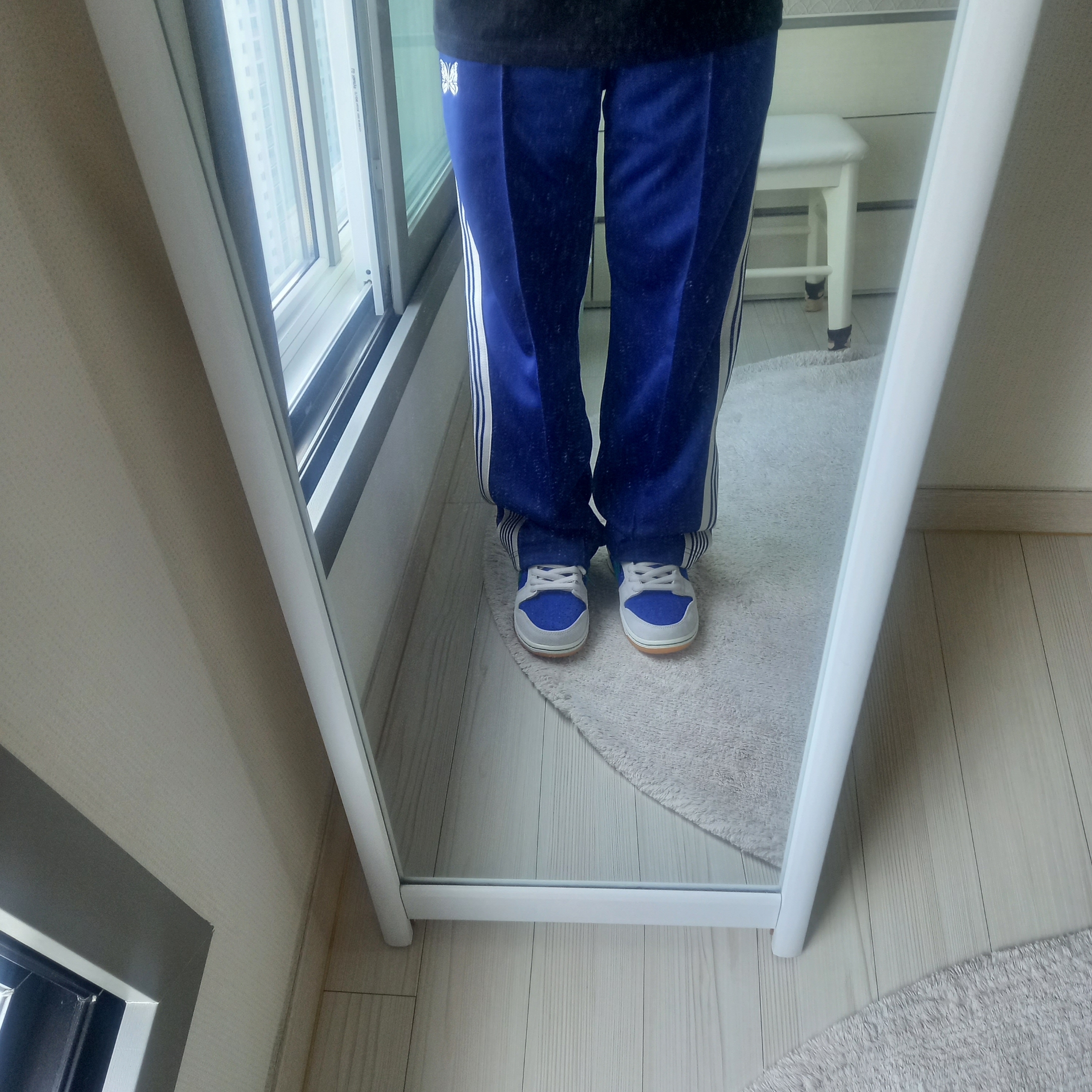 Nike SB Dunk Low Pro Phantom and Hyper Royal, Needles Narrow Track Pants Poly Smooth Royal 착용 스타일 - 1