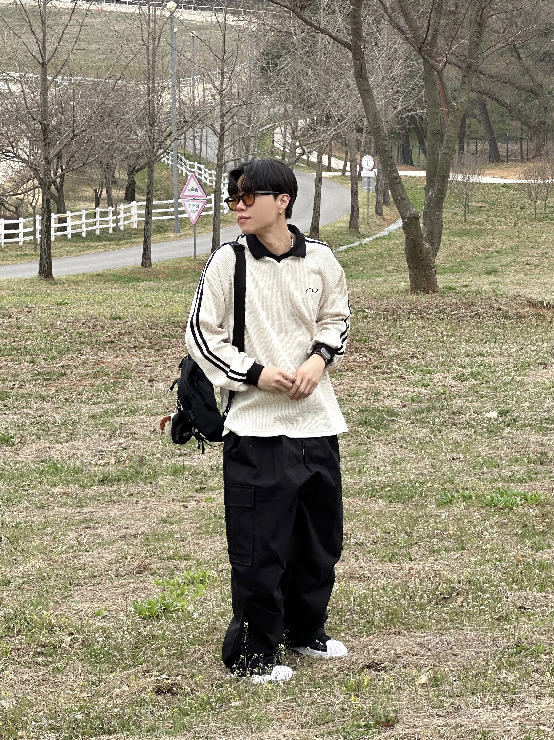 Maison Mihara Yasuhiro Blakey OG STC Sole Paper Like Leather Low-top Sneakers Black 착용 스타일 - 5