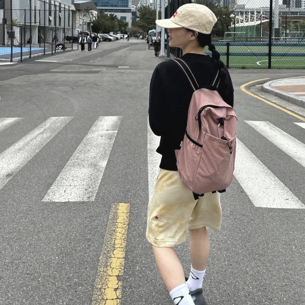 Mischief Rhombus Middle Tube Socks Pink White Black (3 Pack) 착용 스타일 - 1
