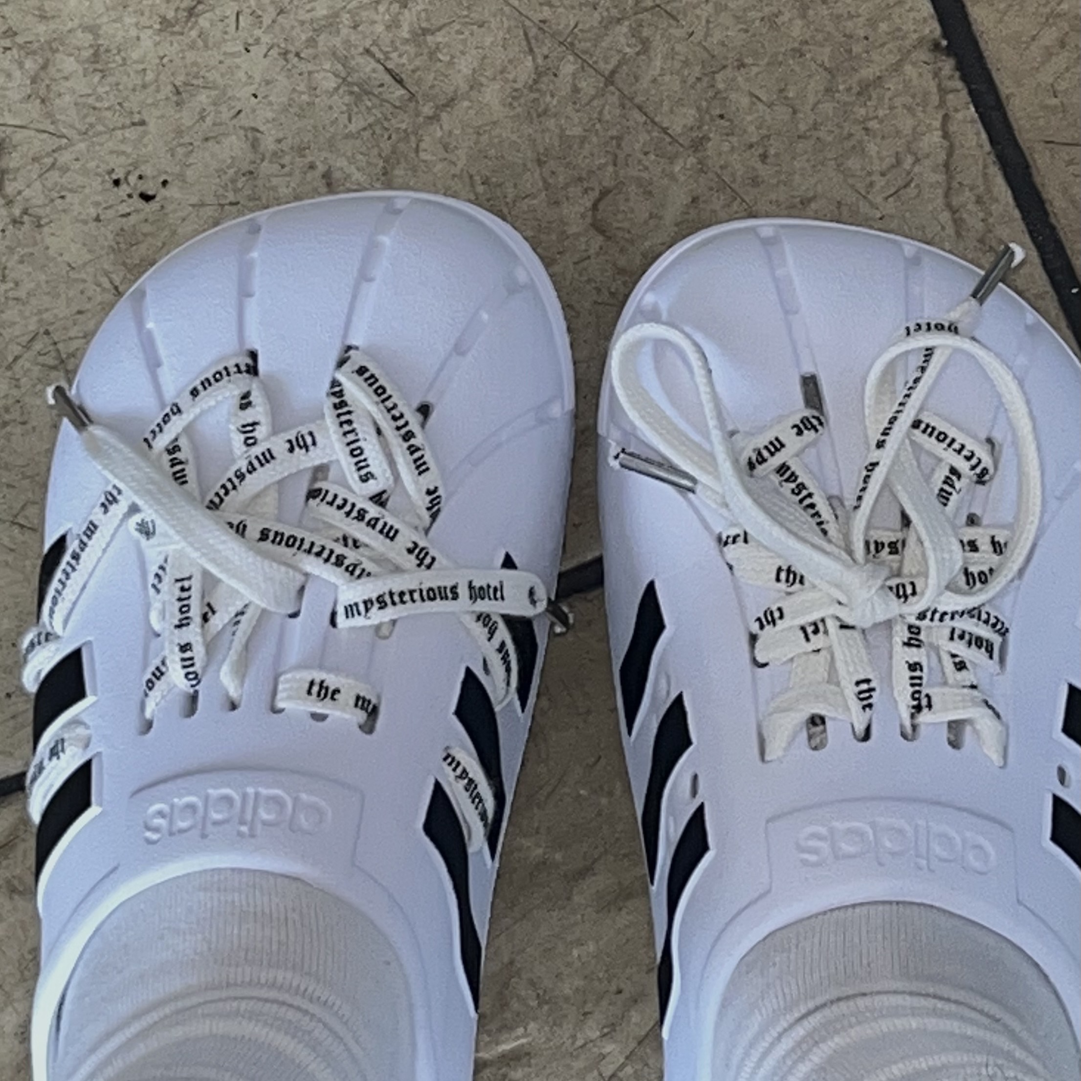 Adidas Adilette Clog White Black 착용 스타일