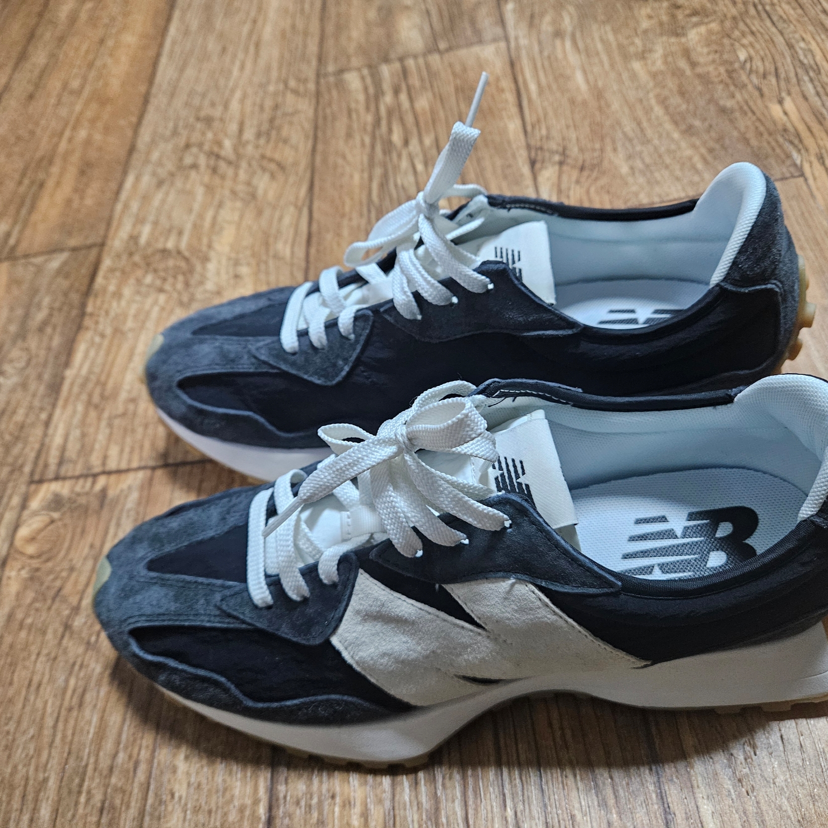 New Balance 327 Clean Vintage Black 착용 스타일