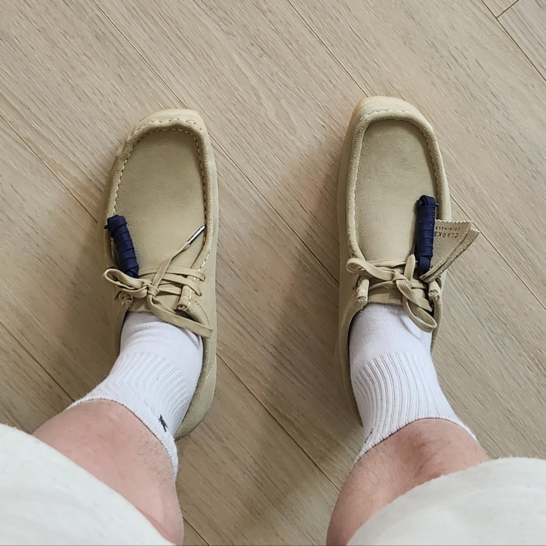 Clarks Wallabee Maple Suede 착용 스타일 - 2