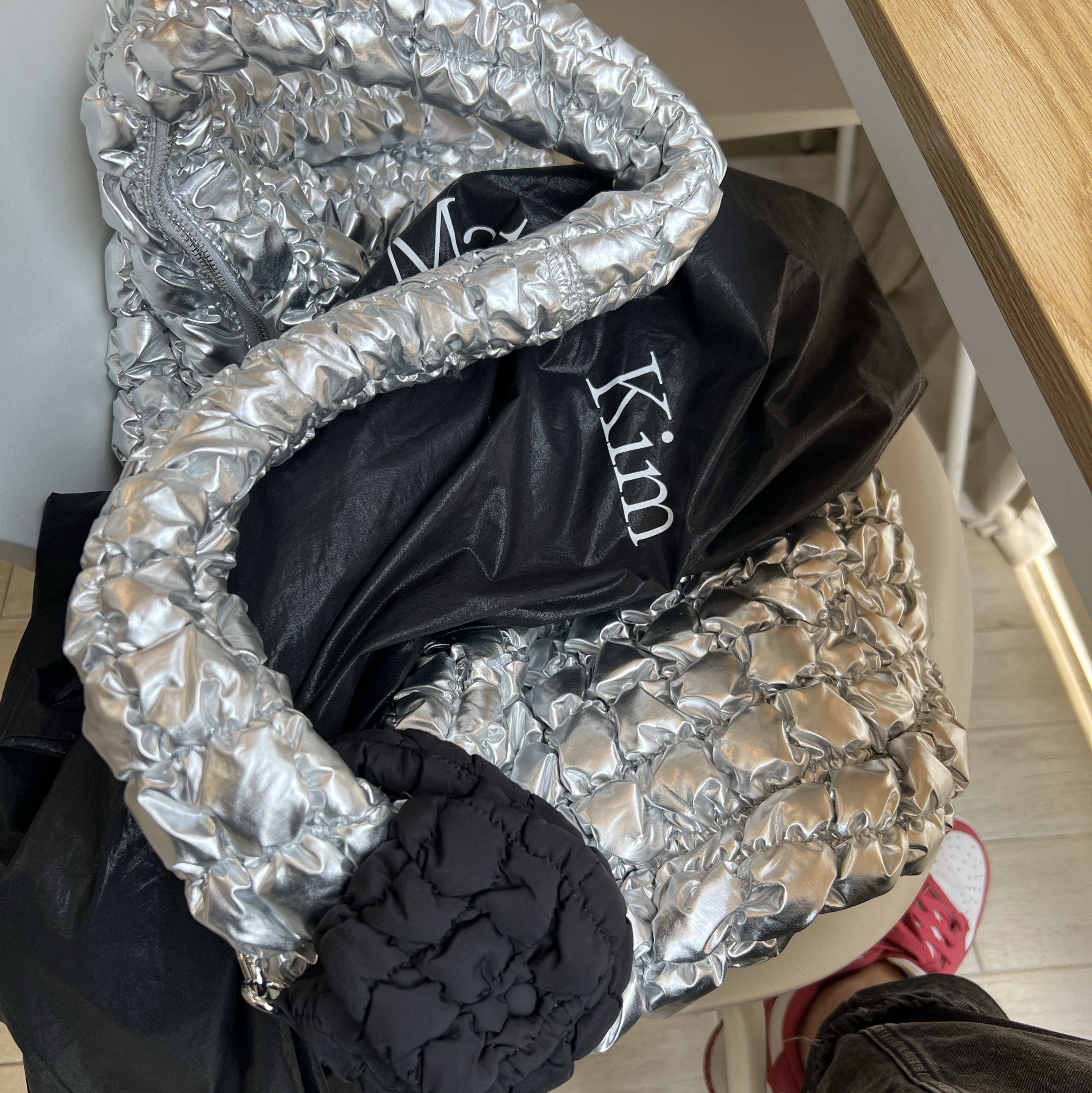 COS Quilted Nano Bag Black, COS Quilted Oversized Shoulder Bag Silver 착용 스타일