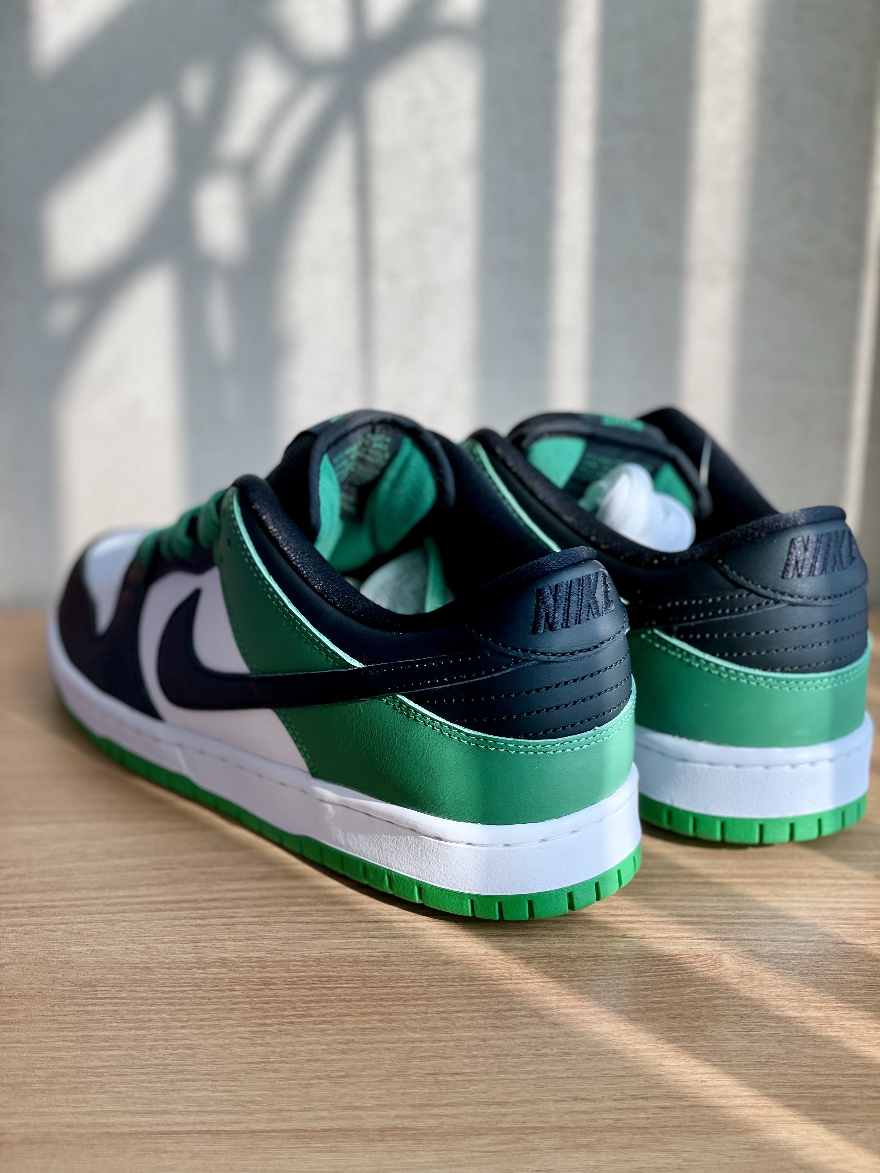 Nike SB Dunk Low Pro Black and Classic Green 착용 스타일 - 3