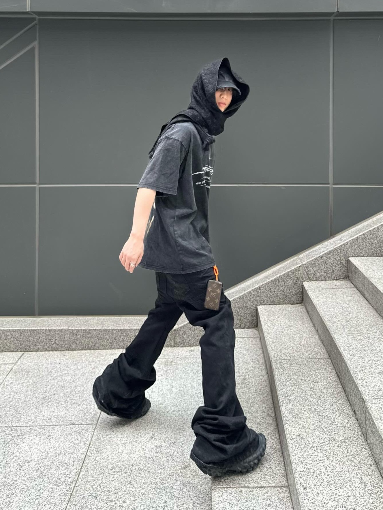 Balenciaga Defender Sneakers Black 착용 스타일 - 1