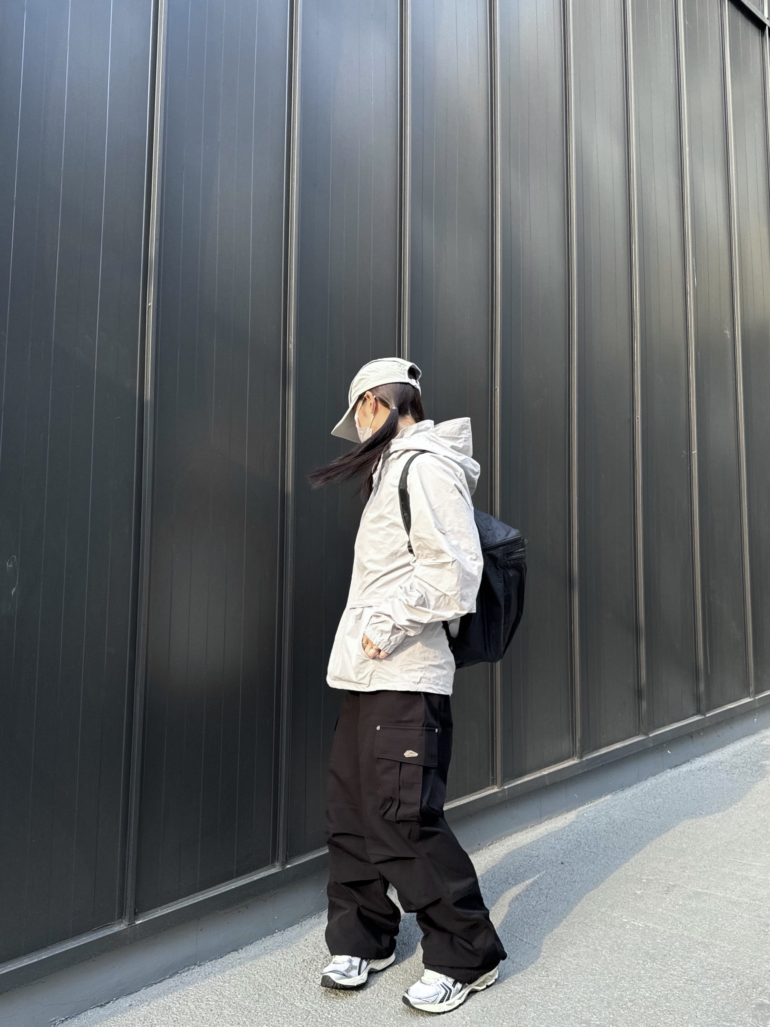 Sansan Gear Wing Cap Grey - 23SS, Arc'teryx Heliad 15 Backpack Black 착용 스타일 - 3
