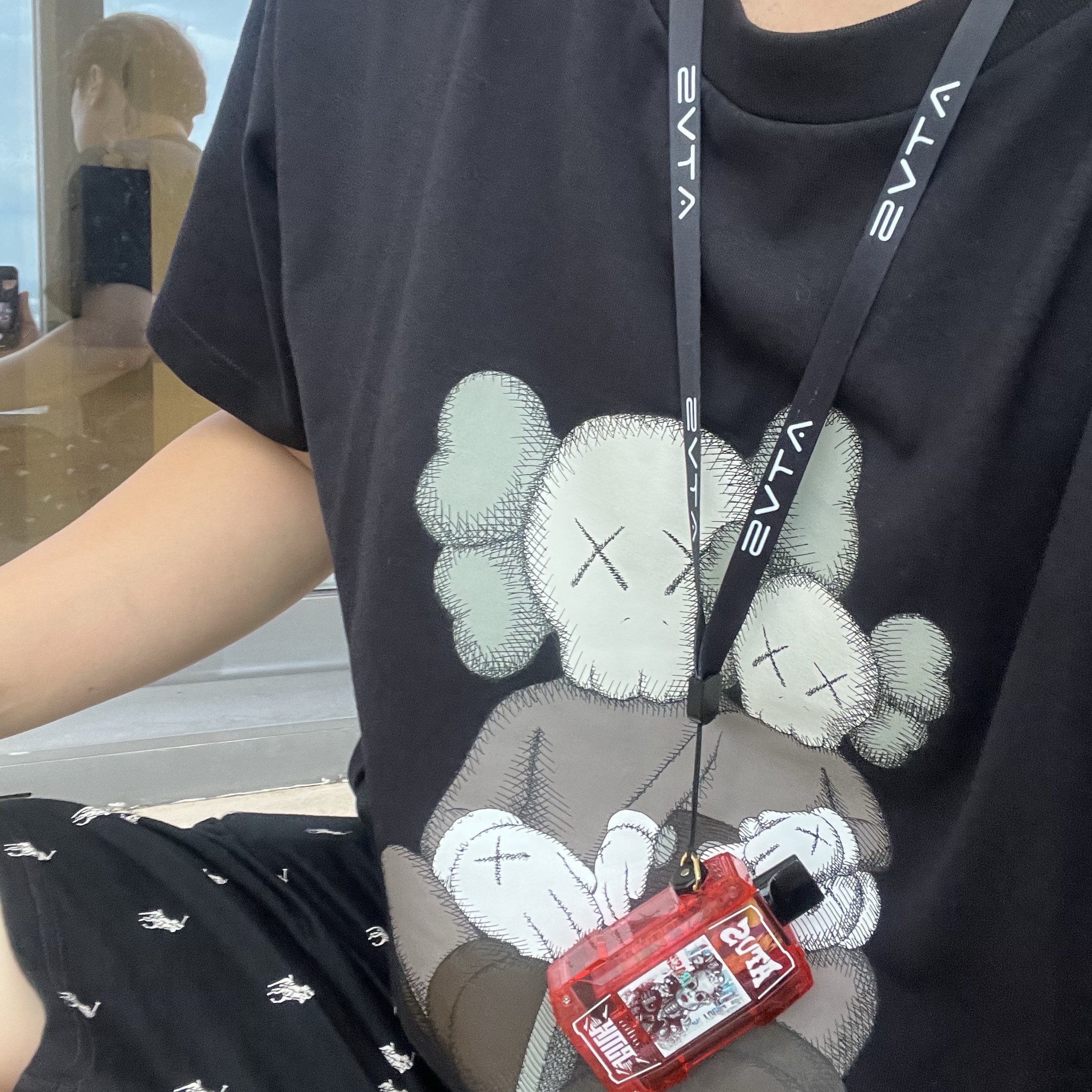 Uniqlo UT x Kaws Short Sleeve Graphic T-Shirt Black 착용 스타일
