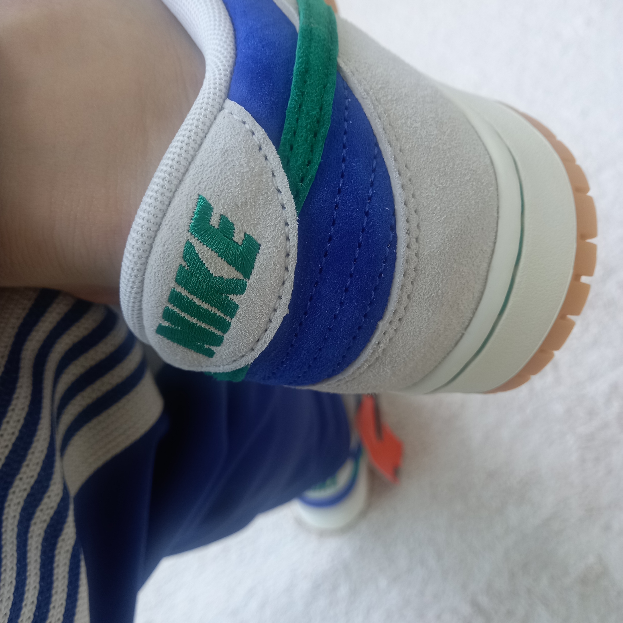 Nike SB Dunk Low Pro Phantom and Hyper Royal, Needles Narrow Track Pants Poly Smooth Royal 착용 스타일 - 6