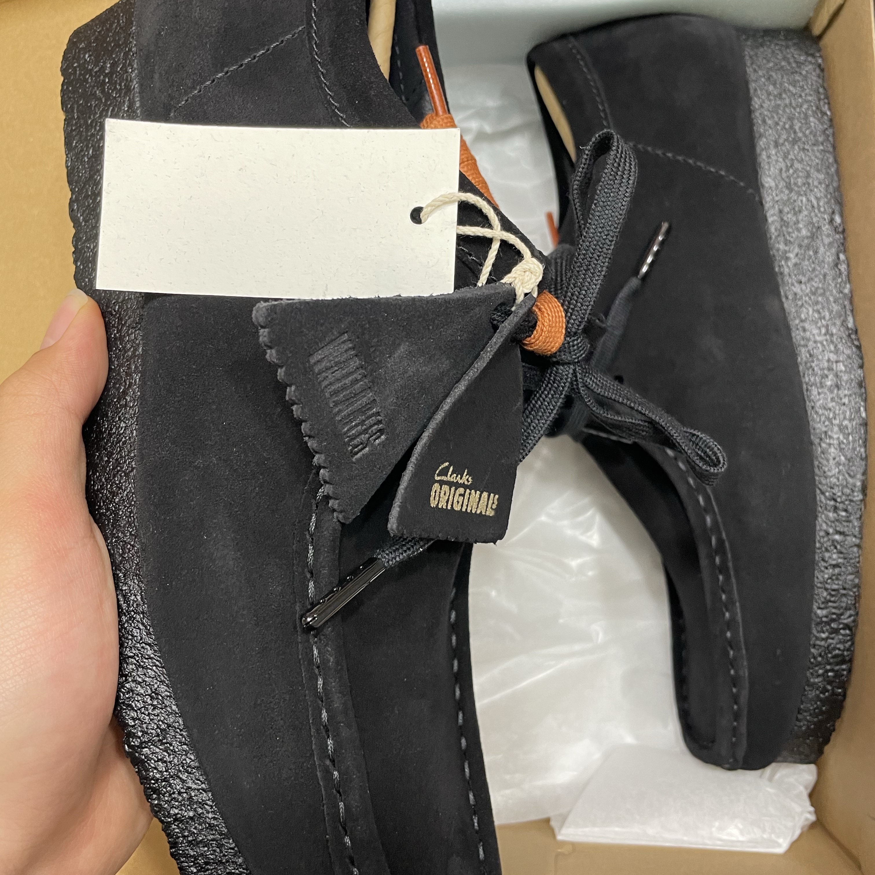 Clarks Wallabee Black Suede 착용 스타일 - 1