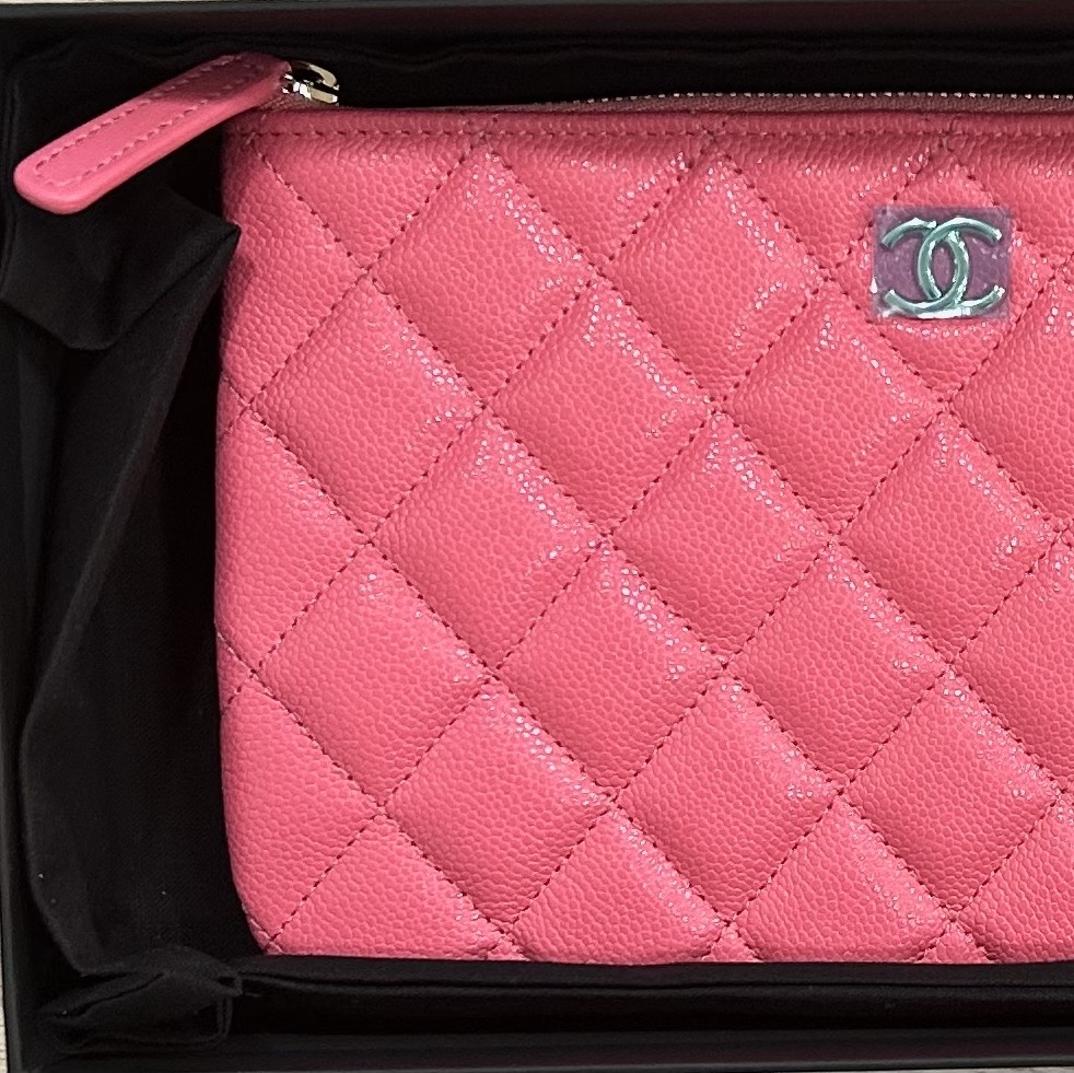 Chanel Small Classic Pouch Grained Shiny Calfskin & Gold Pink 착용 스타일