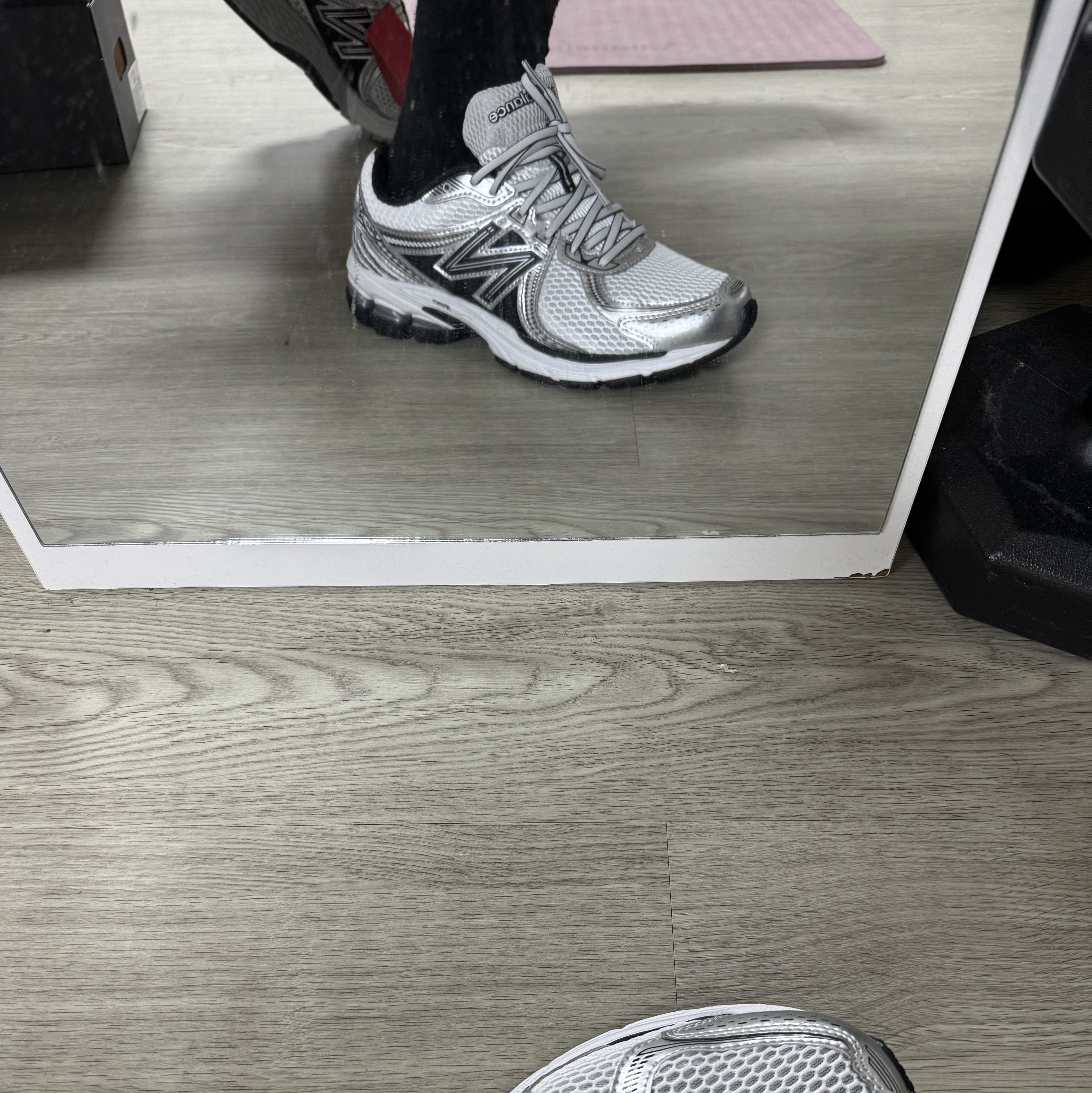 New Balance 860v2 White Black 착용 스타일 - 2