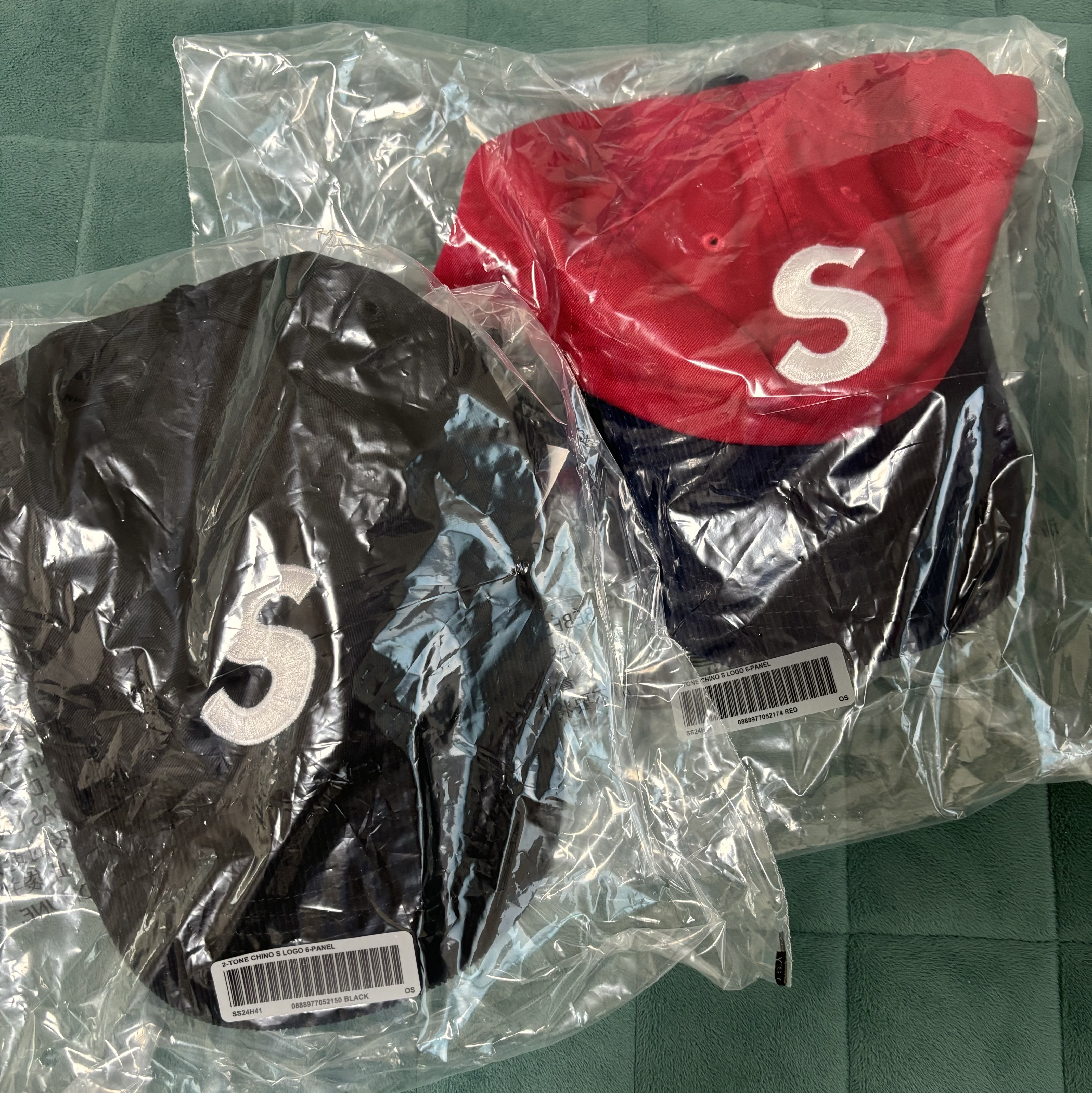 Supreme 2-Tone S Logo 6-Panel Red - 24SS, Supreme 2-Tone S Logo 6-Panel Black - 24SS 착용 스타일