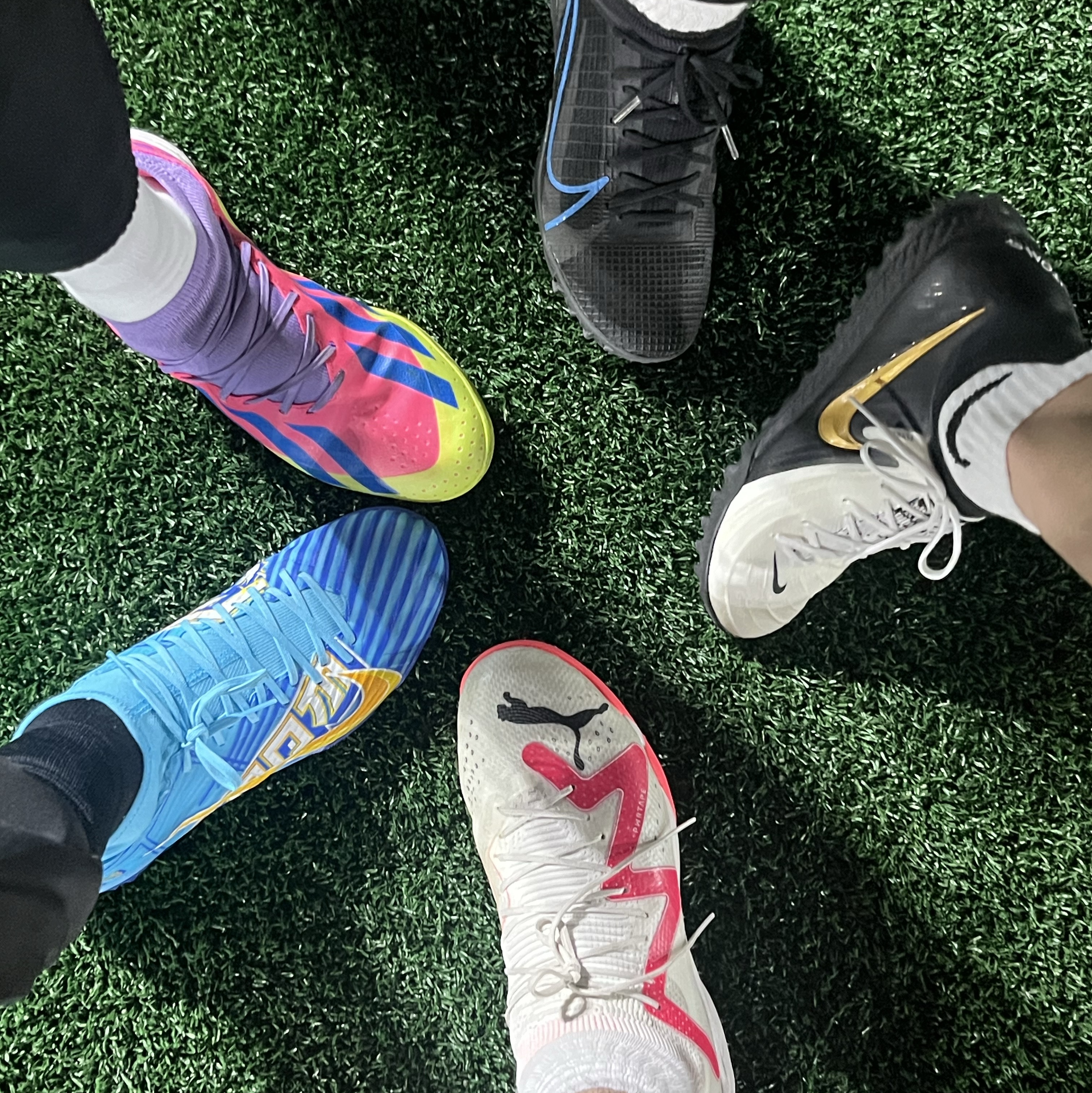 Nike Zoom Mercurial Superfly 9 Academy KM TF Baltic Blue White, Nike Phantom GX 2 Pro TF White Metallic Gold Coin 착용 스타일