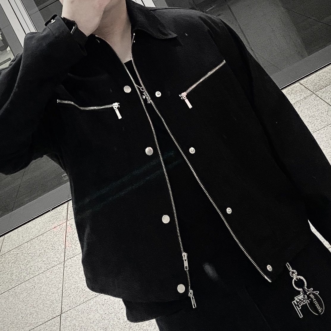 Stussy O.E. Badge Keychain 착용 스타일
