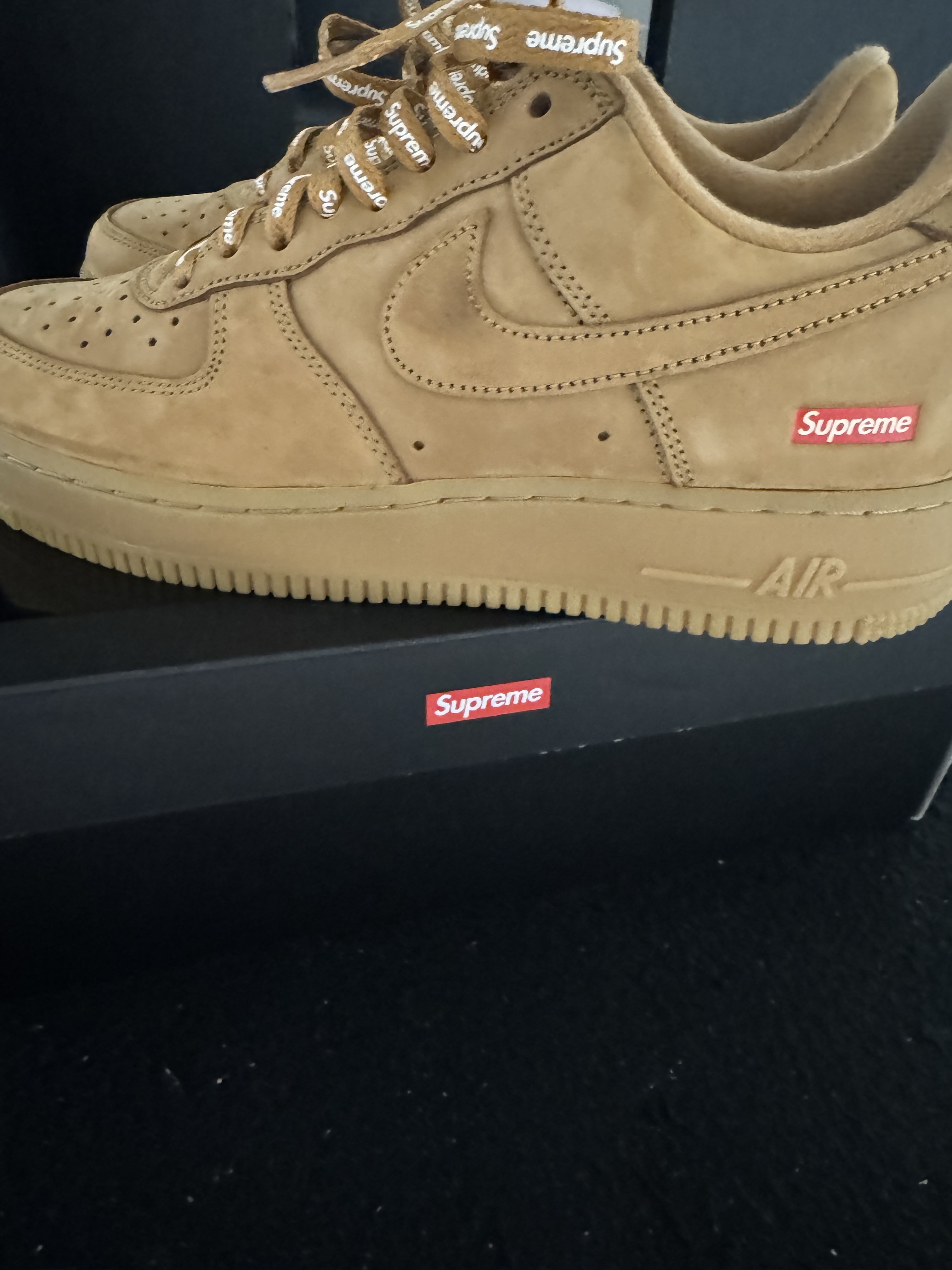 Nike SB Dunk Low Pro Phantom and Hyper Royal, Nike x Supreme Air Force 1 Low Flax 착용 스타일 - 2