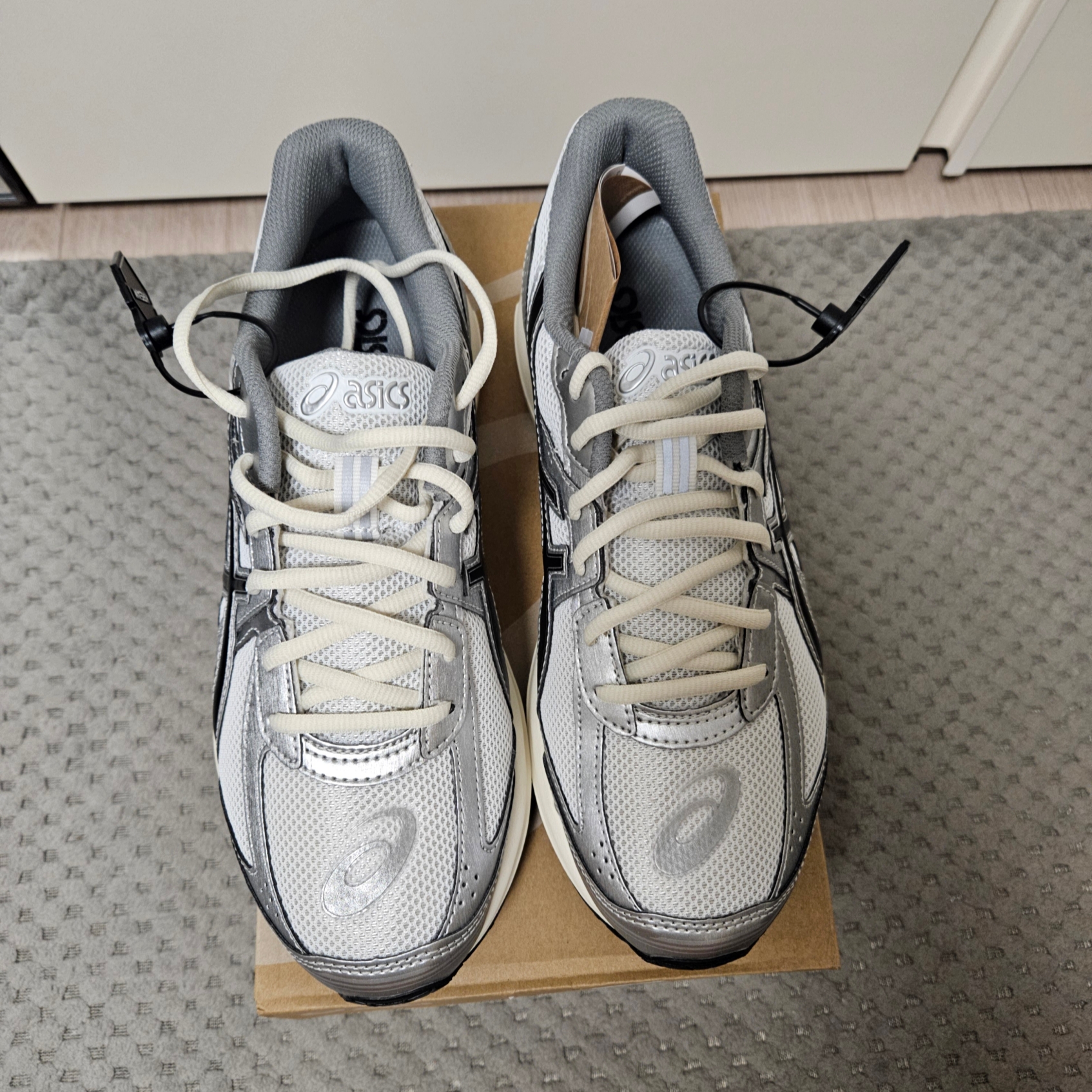 Asics Jog 100 S White Black - 2E Wide 착용 스타일 - 1