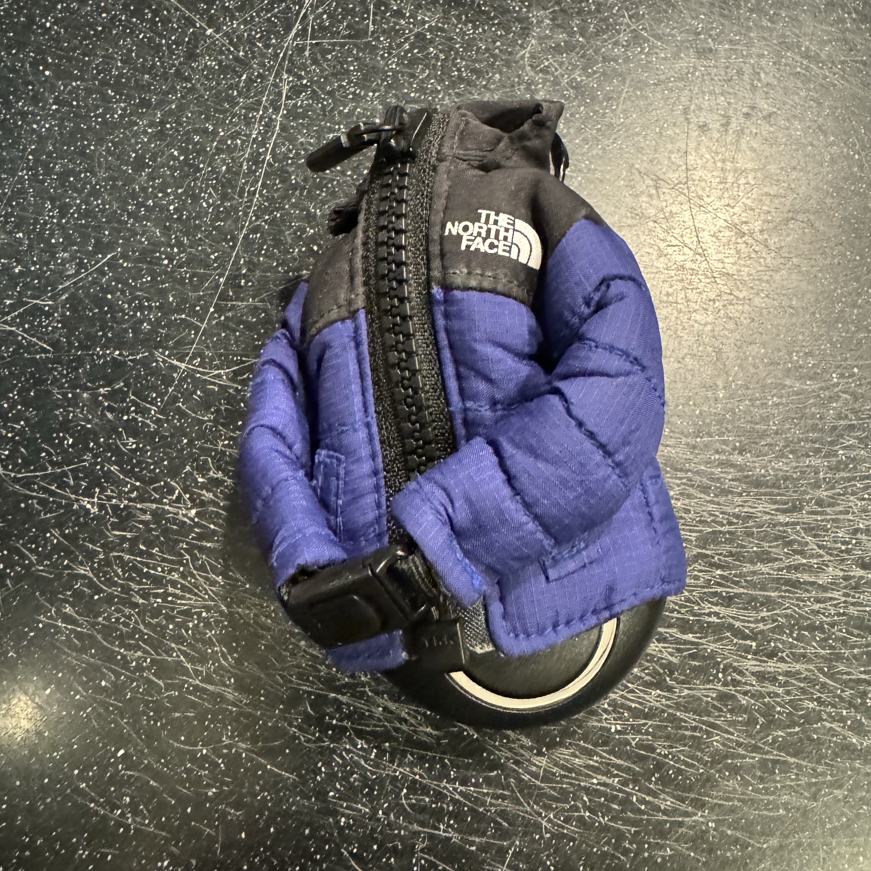 The North Face Mini Nuptse Jacket Keyring Yellow Tail - 22FW, The North Face Mini Nuptse Jacket Keyring Lapis Blue - 23FW 착용 스타일