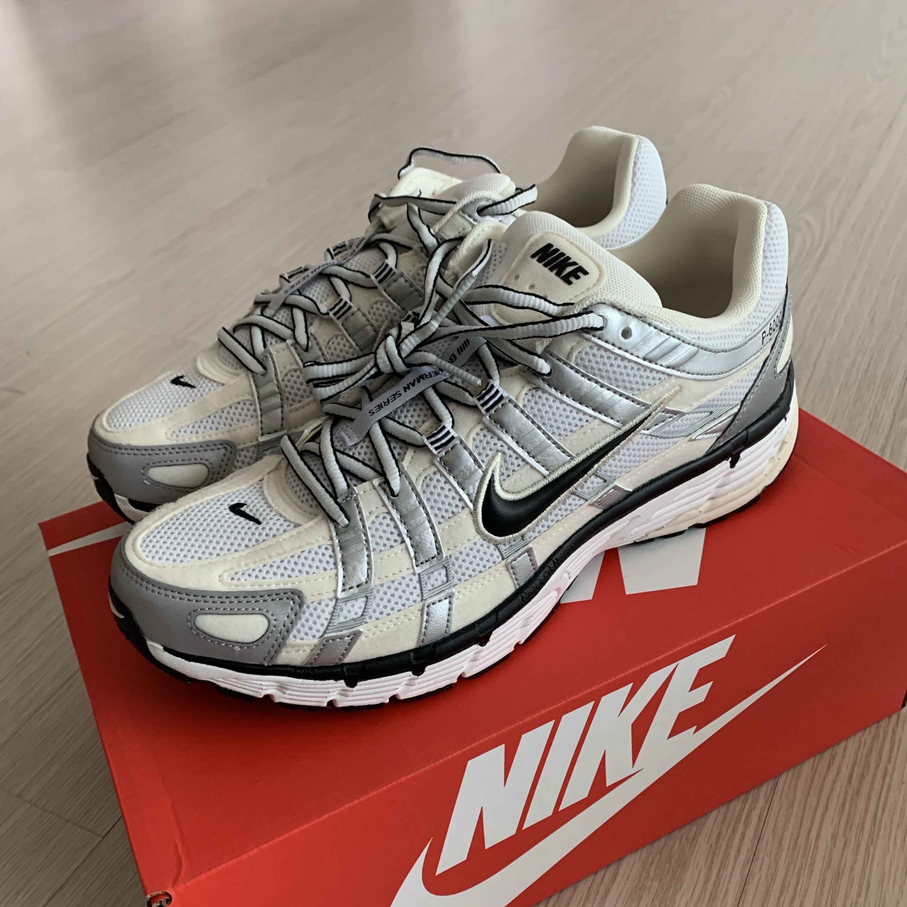 (W) Nike P-6000 Coconut Milk Metallic Silver 착용 스타일 - 4