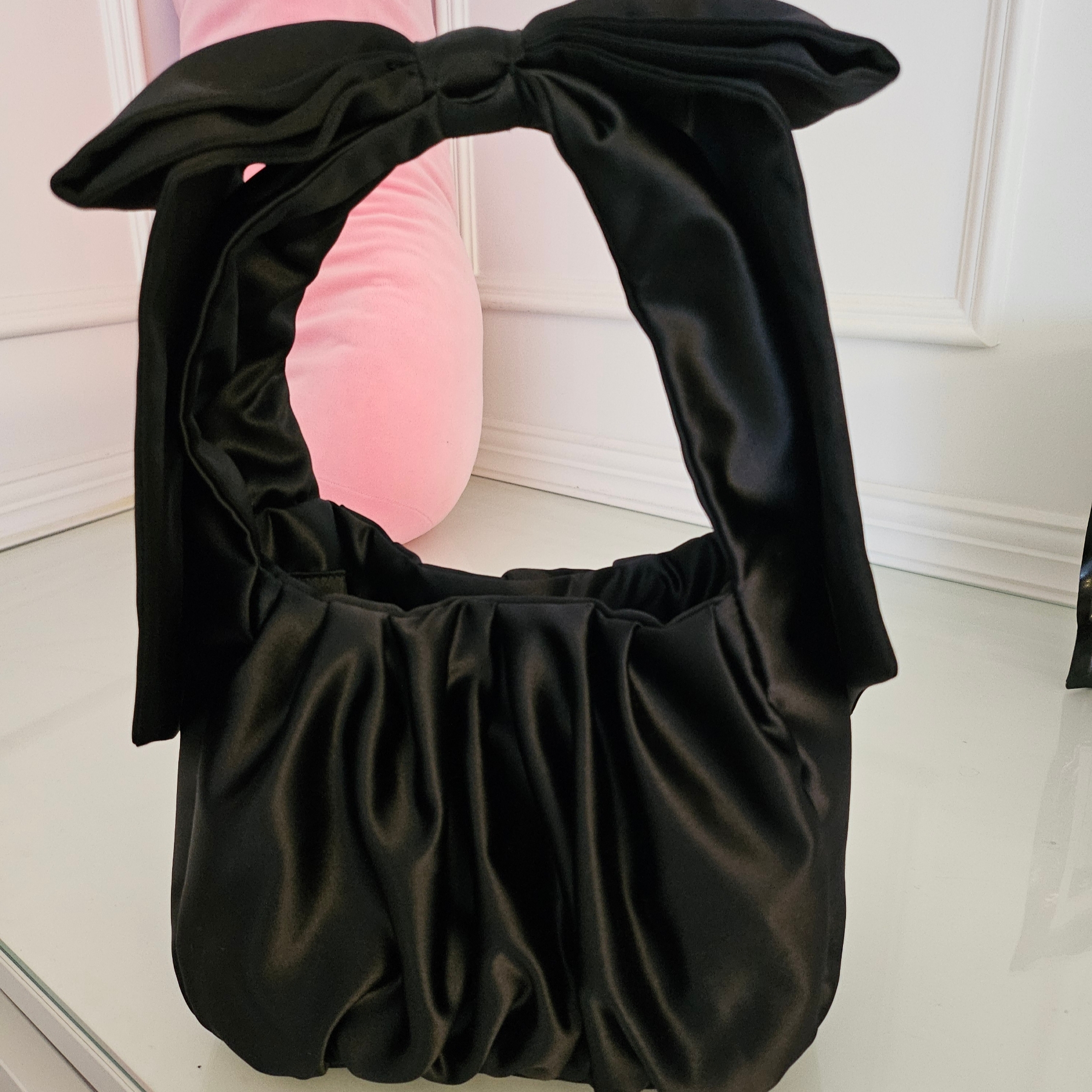 & Other Stories Satin Bow Bag Black 착용 스타일