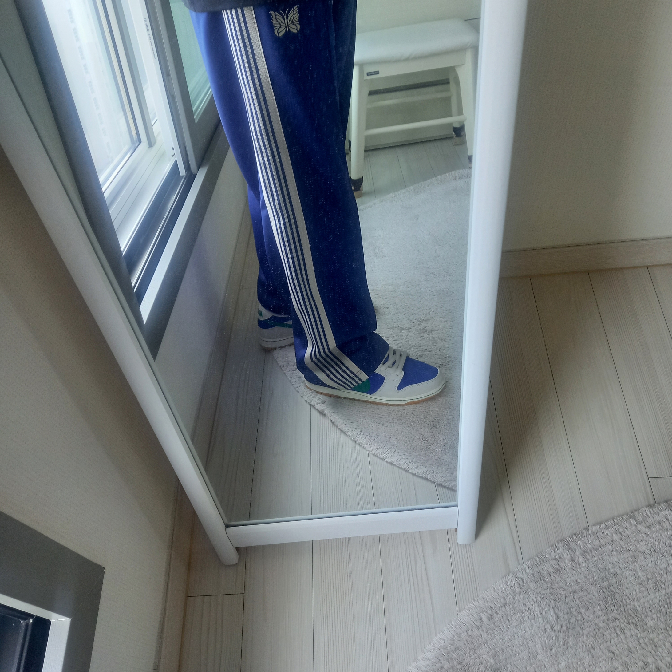 Nike SB Dunk Low Pro Phantom and Hyper Royal, Needles Narrow Track Pants Poly Smooth Royal 착용 스타일 - 2
