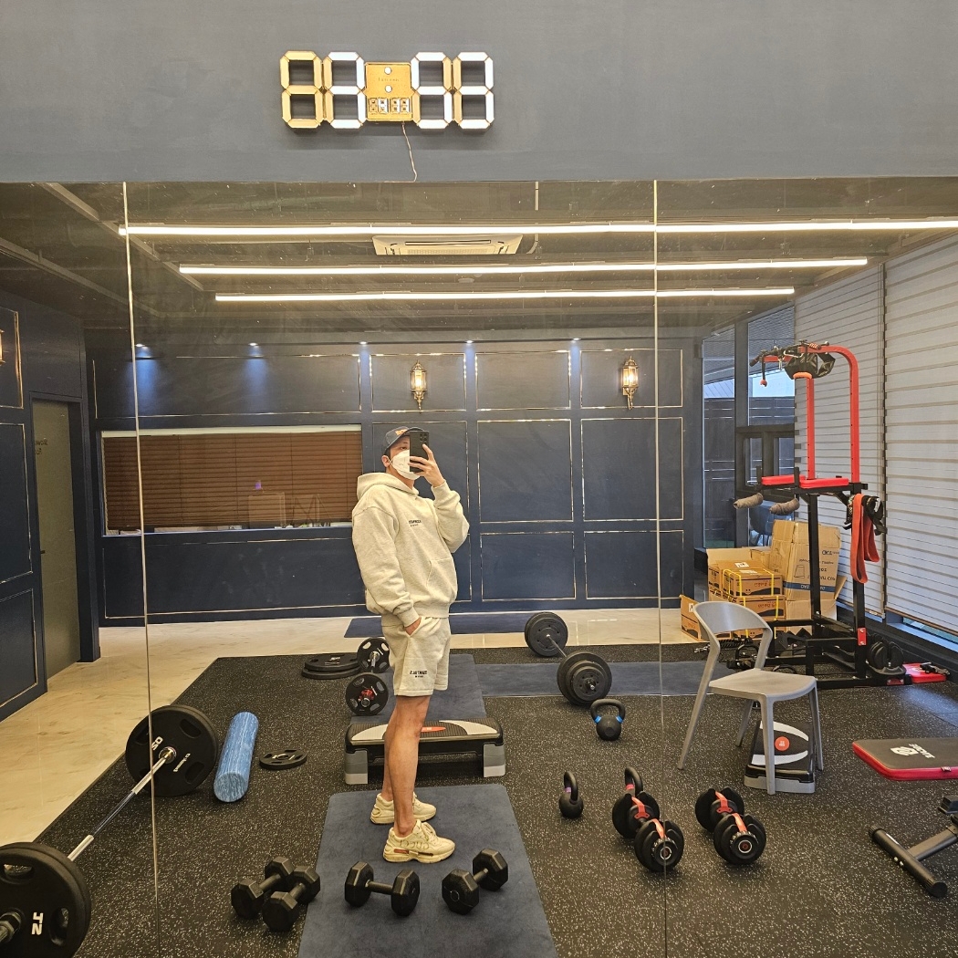 Essentials The Core Collection Sweatshorts Light Oatmeal, Essentials The Core Collection Hoodie Light Oatmeal 착용 스타일 - 3