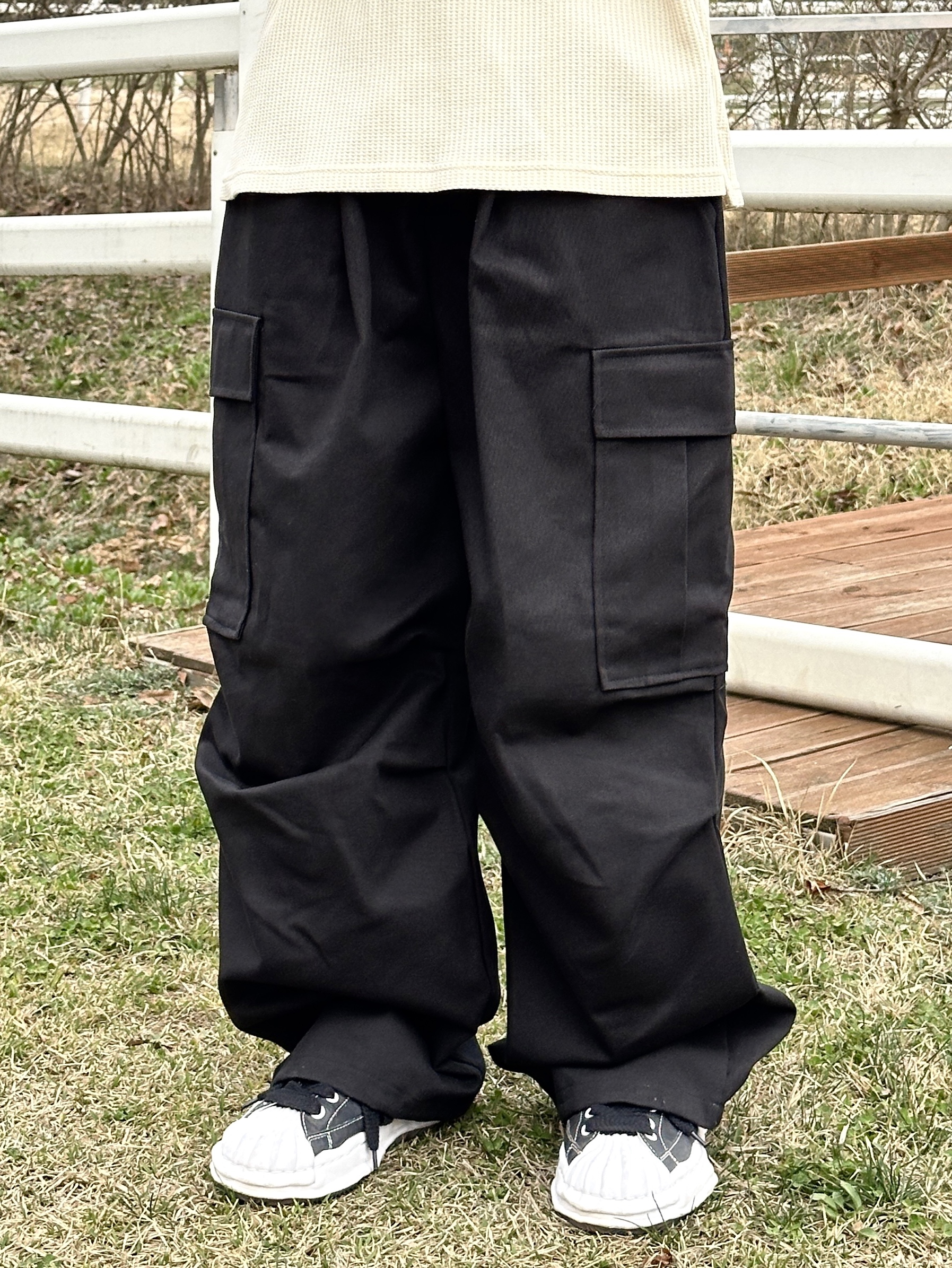 Maison Mihara Yasuhiro Blakey OG STC Sole Paper Like Leather Low-top Sneakers Black 착용 스타일 - 4