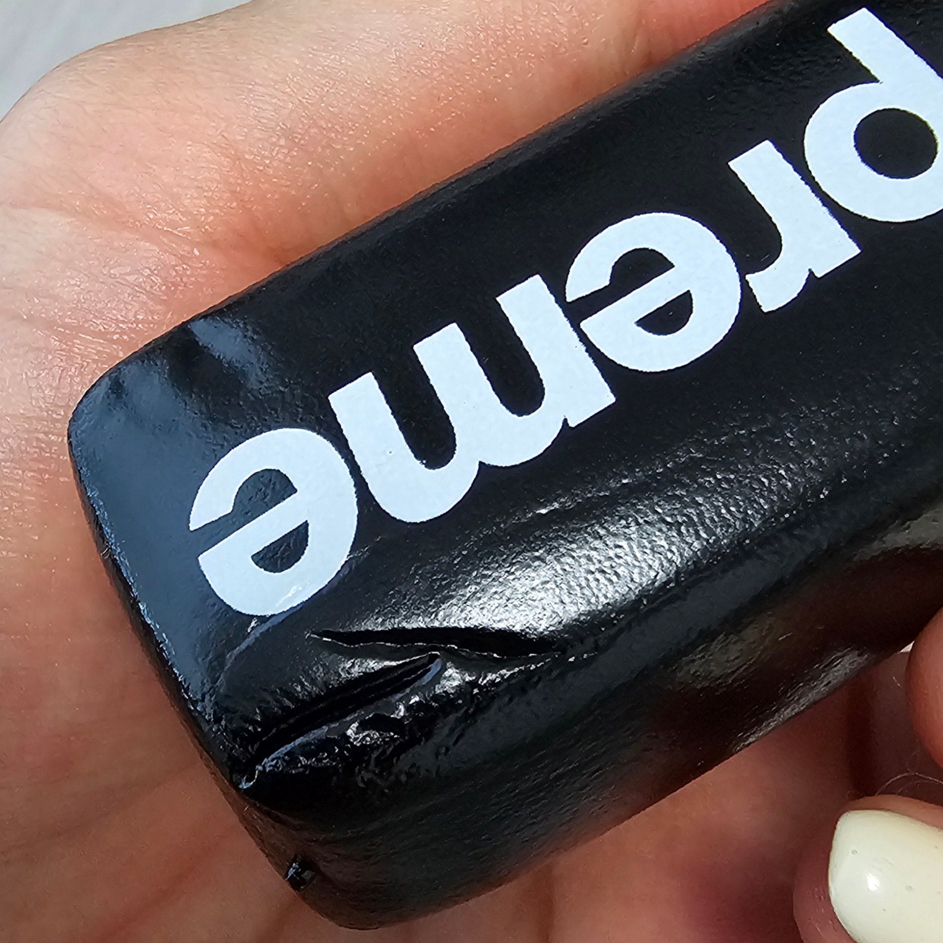 Supreme Floating Keychain Black - 23FW 착용 스타일 - 1