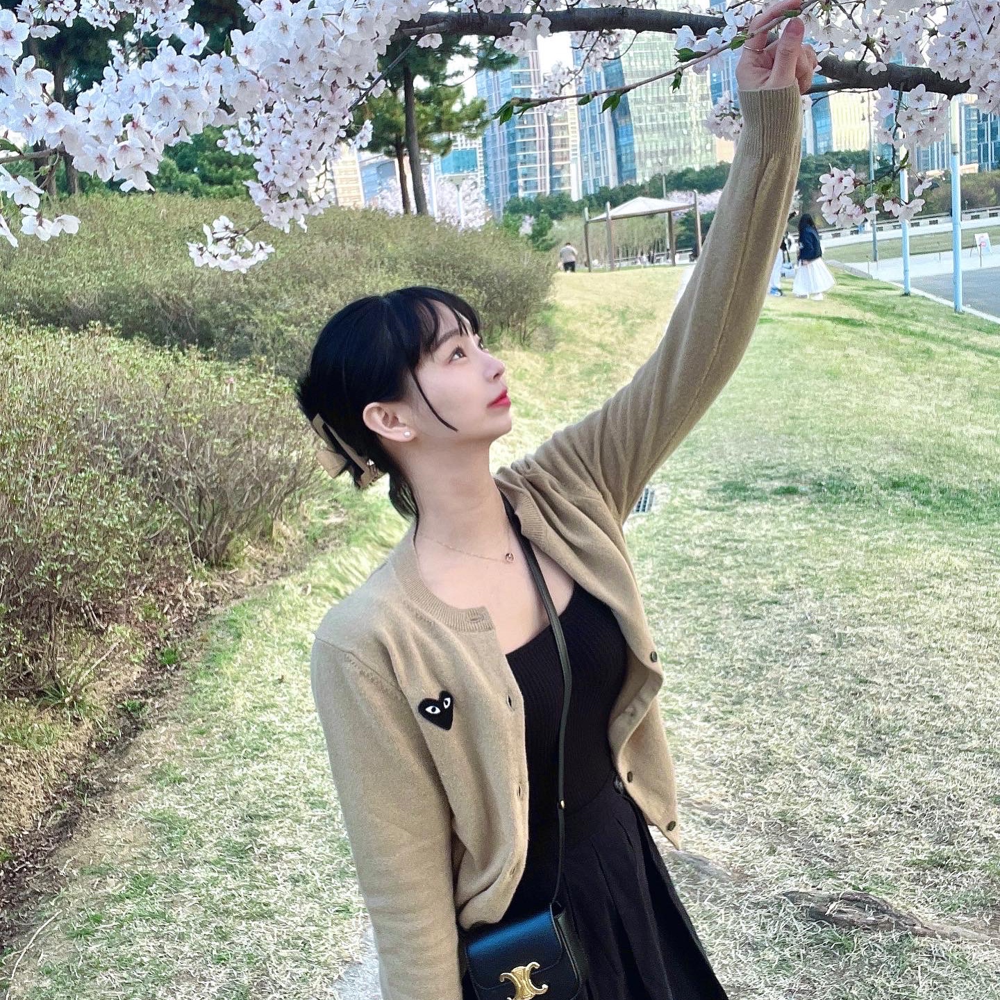 (W) Play Comme des Garcons Black Heart Knit Cardigan Beige 착용 스타일