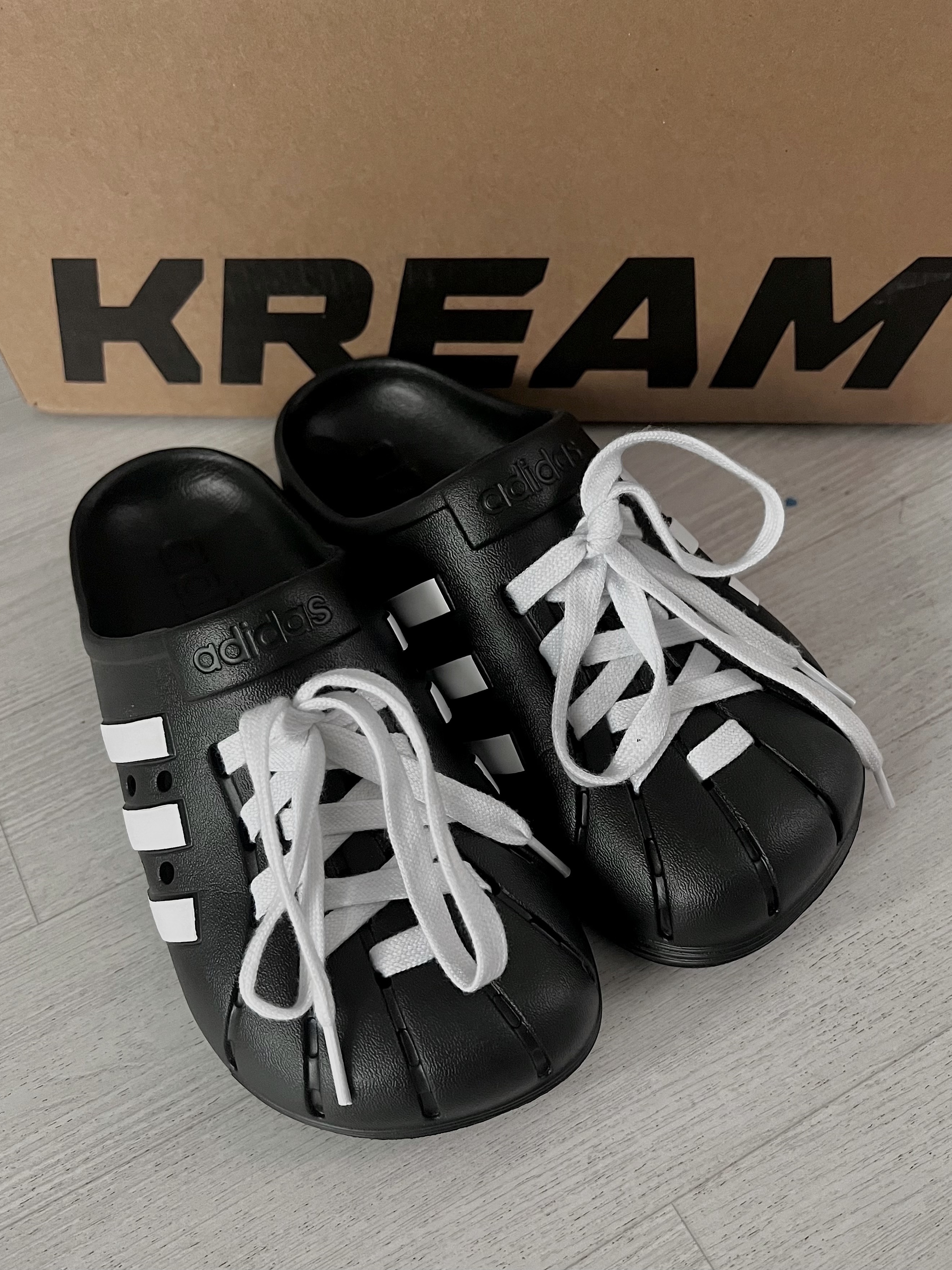 Adidas Adilette Clog Black White 착용 스타일