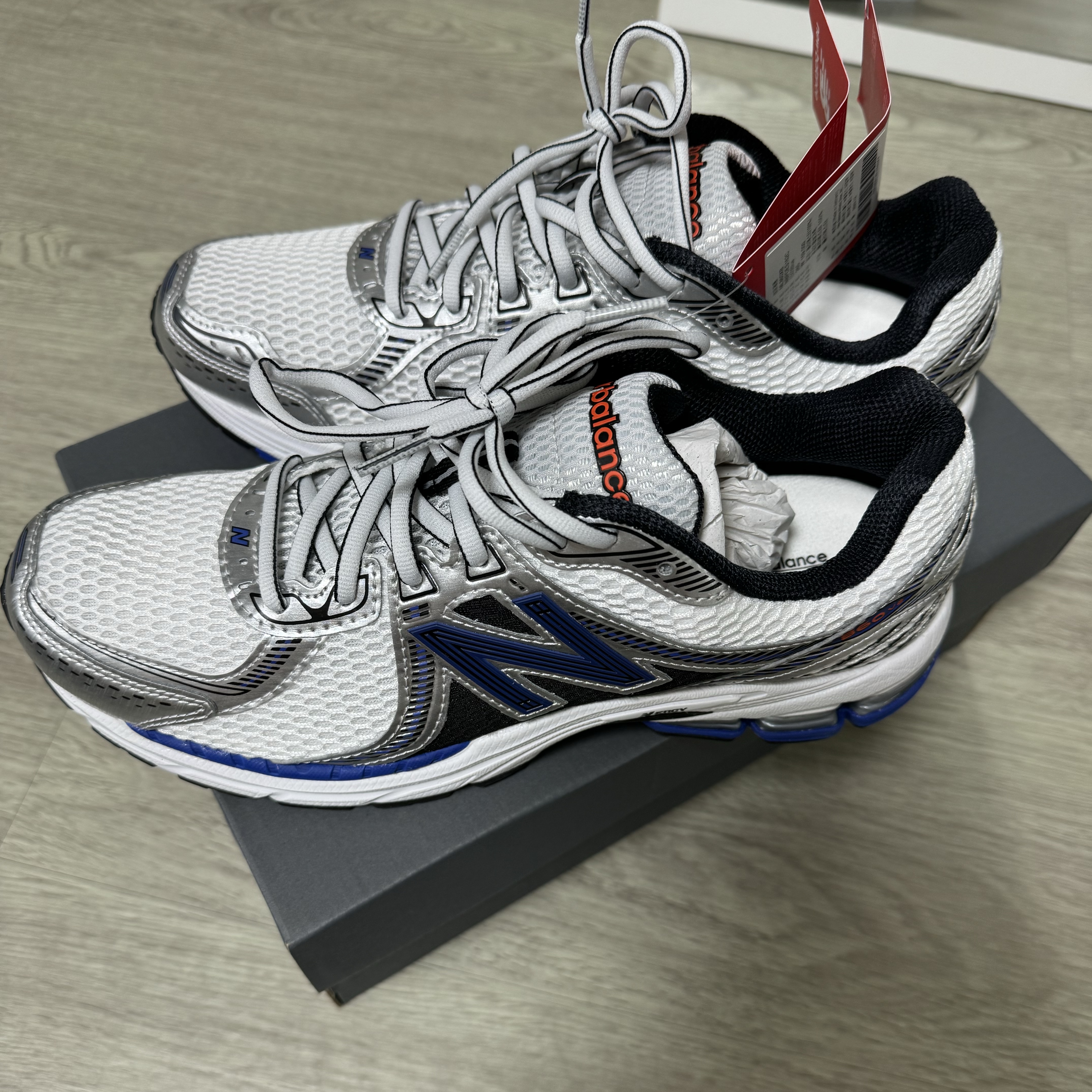 New Balance 860v2 Metallic Silver 착용 스타일 - 1