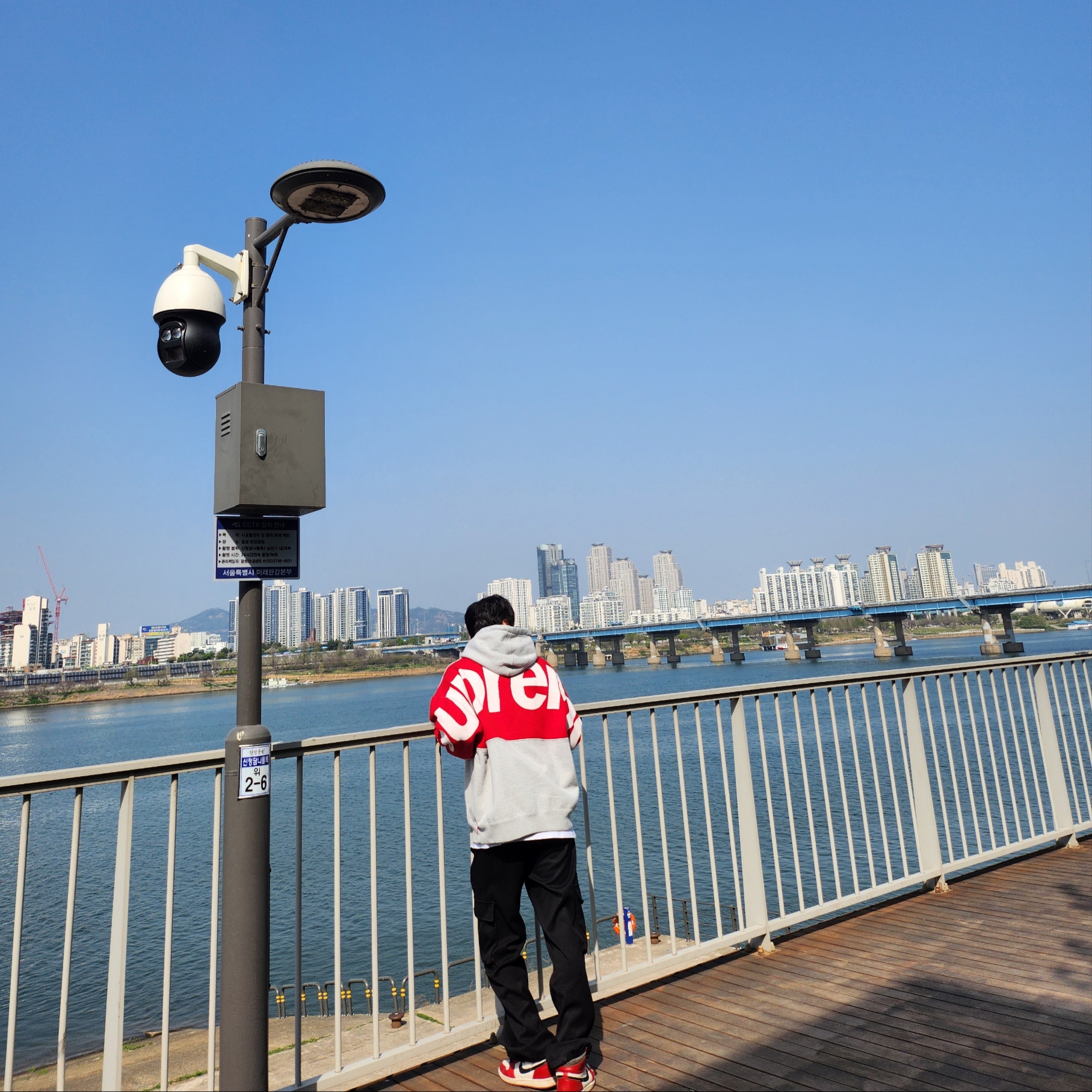 Supreme Big Logo Jacquard Hooded Sweatshirt Heather Grey - 23FW, Jordan 1 Retro High OG Chicago 2022 착용 스타일