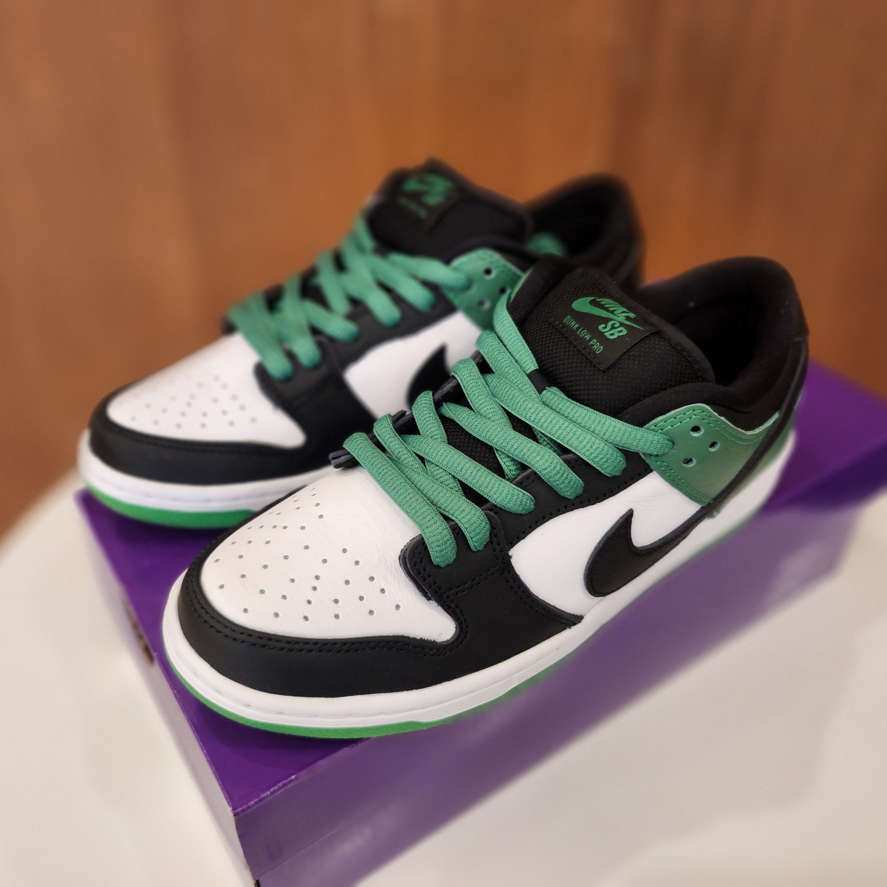 Nike SB Dunk Low Pro Black and Classic Green 착용 스타일 - 2