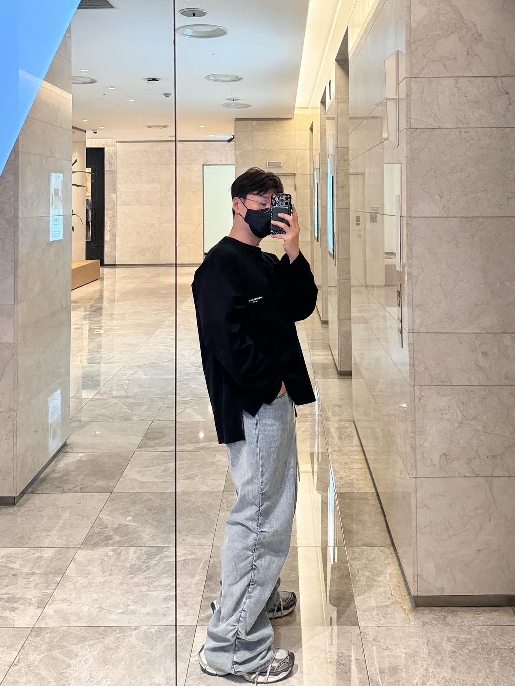 Wooyoungmi Flower Print Long Sleeve Back Logo T-Shirt Black - 22SS, Wooyoungmi Shearling Wide Denim Pants Blue - 24SS 착용 스타일 - 2