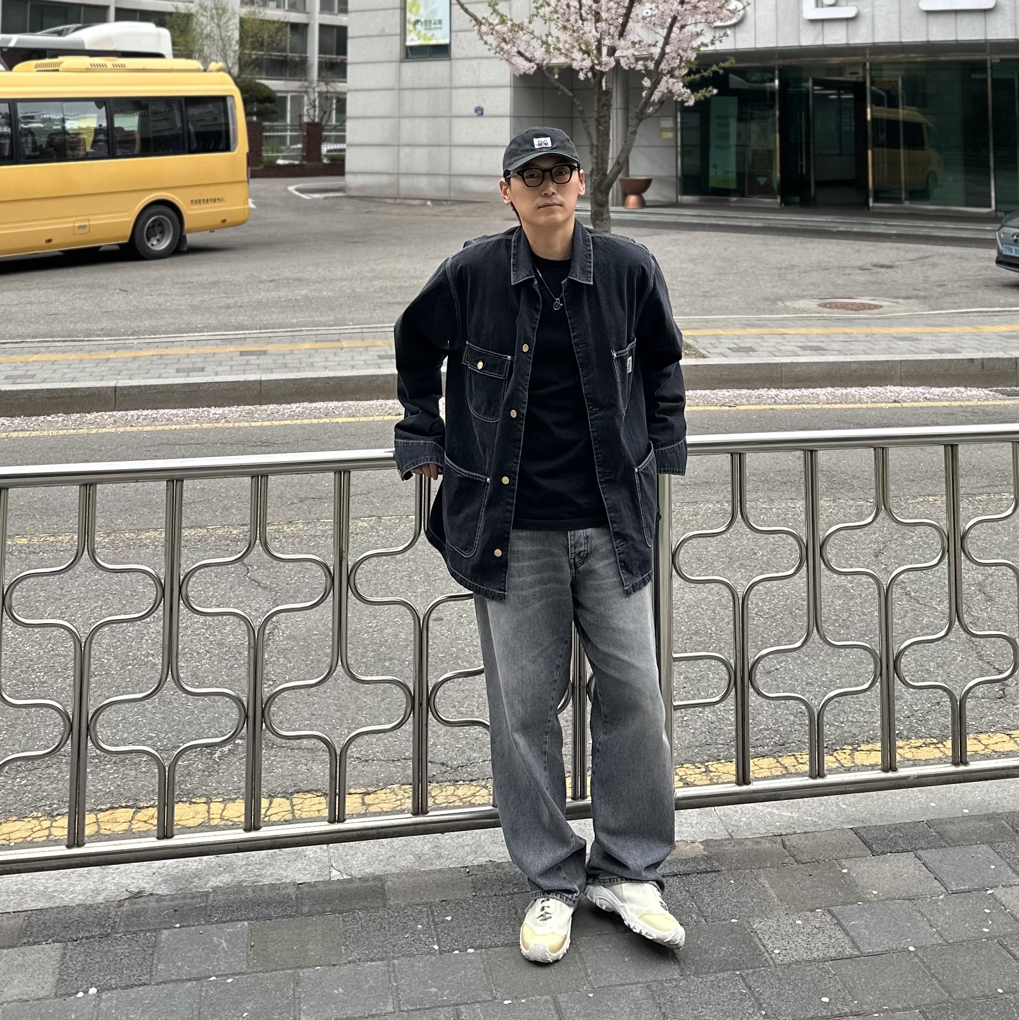 Carhartt WIP Norco Denim OG Chore Coat Black One Wash - Spring, Our Legacy Gabe Shadow Play White Chalk 착용 스타일 - 5