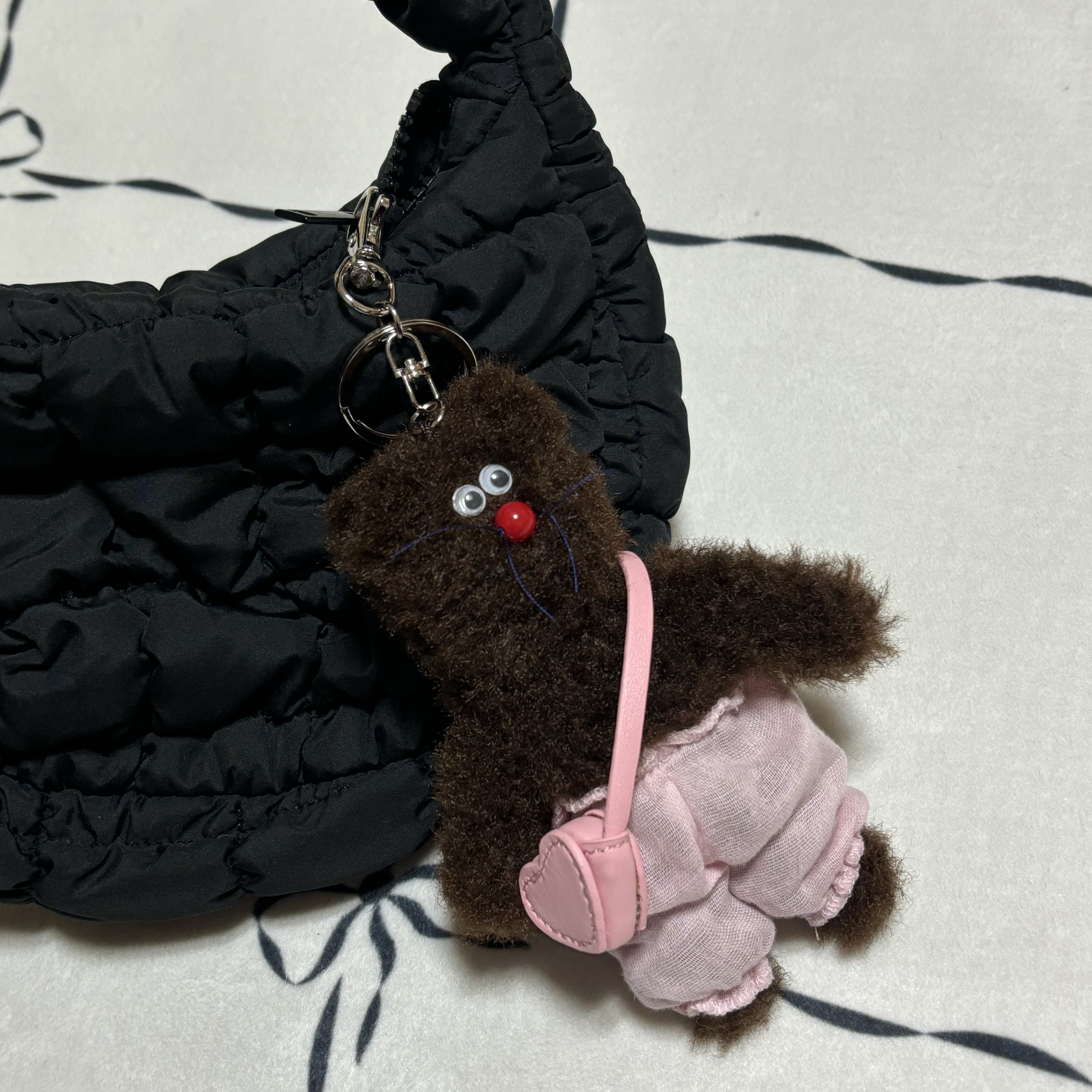 Monamhee Bred Keyring with Pink Pants Brown 착용 스타일